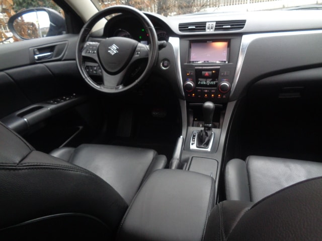 SUZUKI Kizashi 2.4 GL Top 4WD CVT-image-3