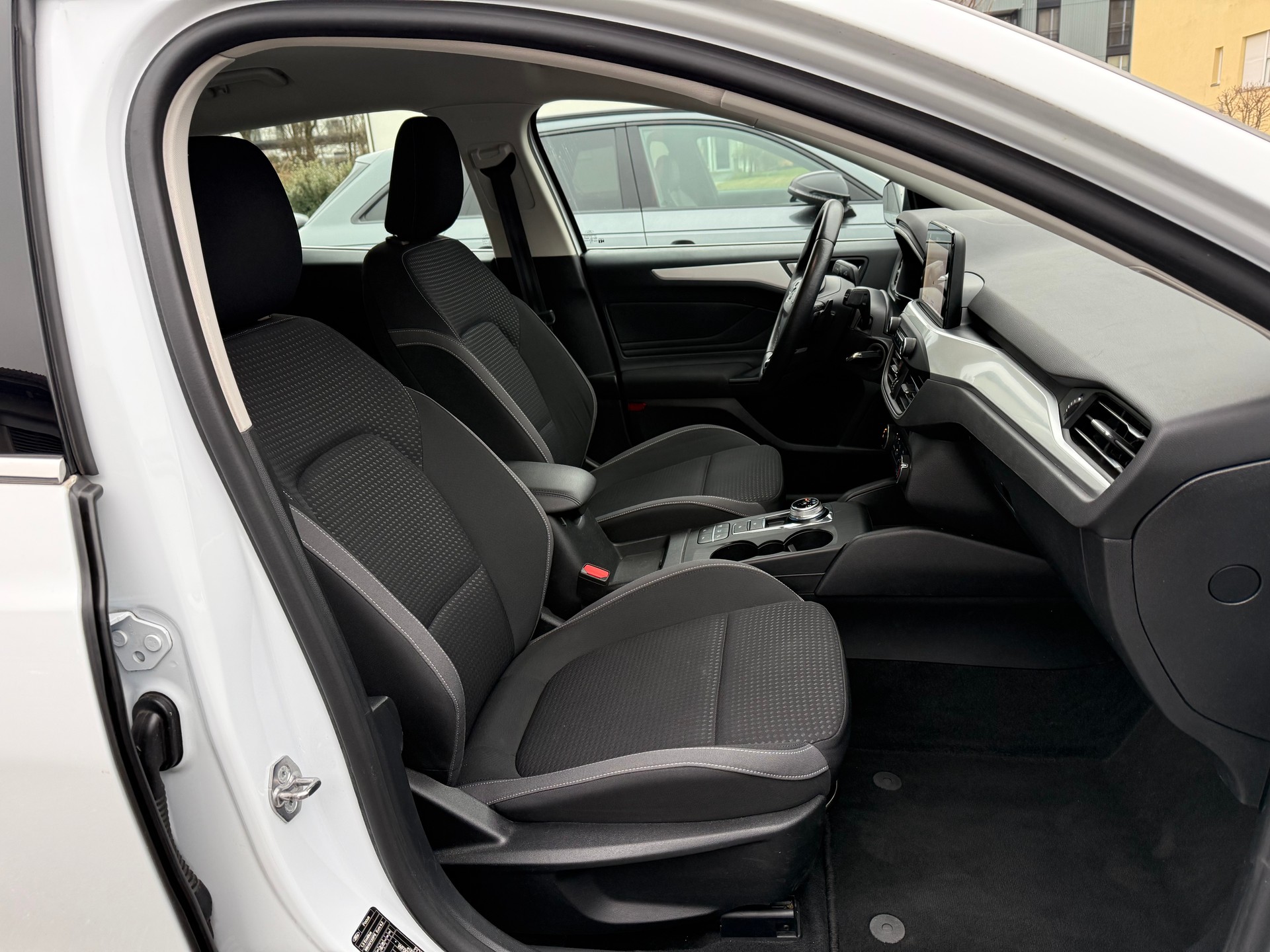 FORD Focus Station Wagon 1.5 EcoBlue 120 Cool & Connect-image-10