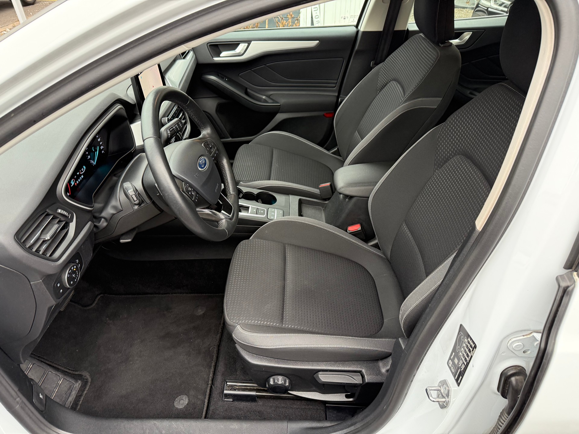 FORD Focus Station Wagon 1.5 EcoBlue 120 Cool & Connect-image-15