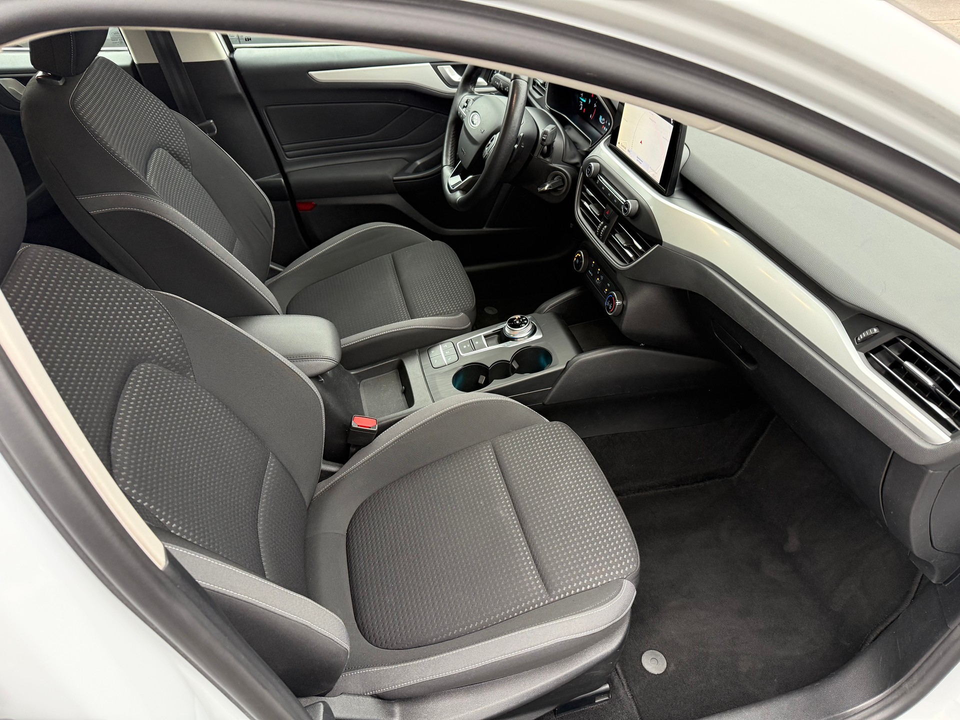 FORD Focus Station Wagon 1.5 EcoBlue 120 Cool & Connect-image-9