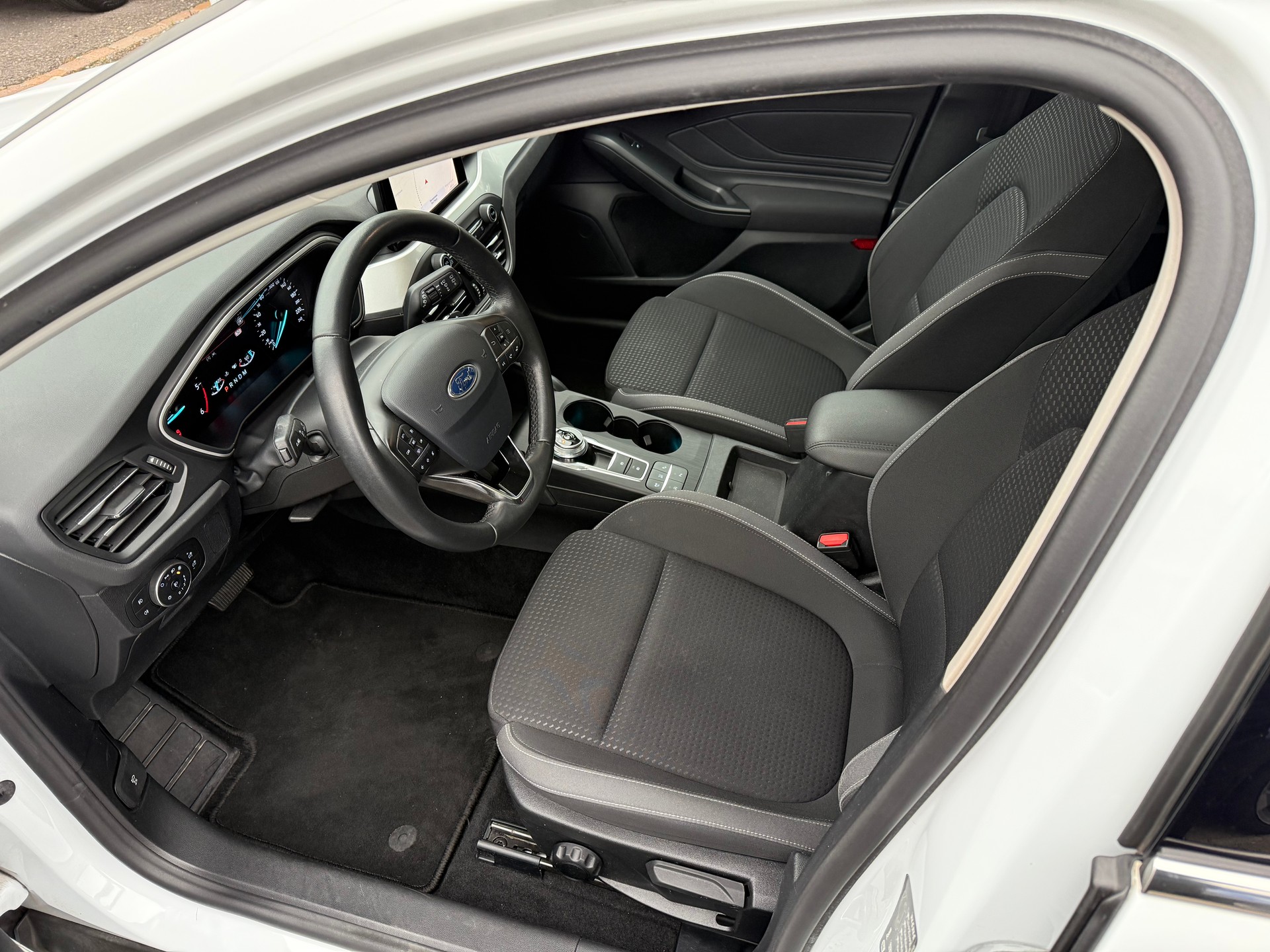 FORD Focus Station Wagon 1.5 EcoBlue 120 Cool & Connect-image-14