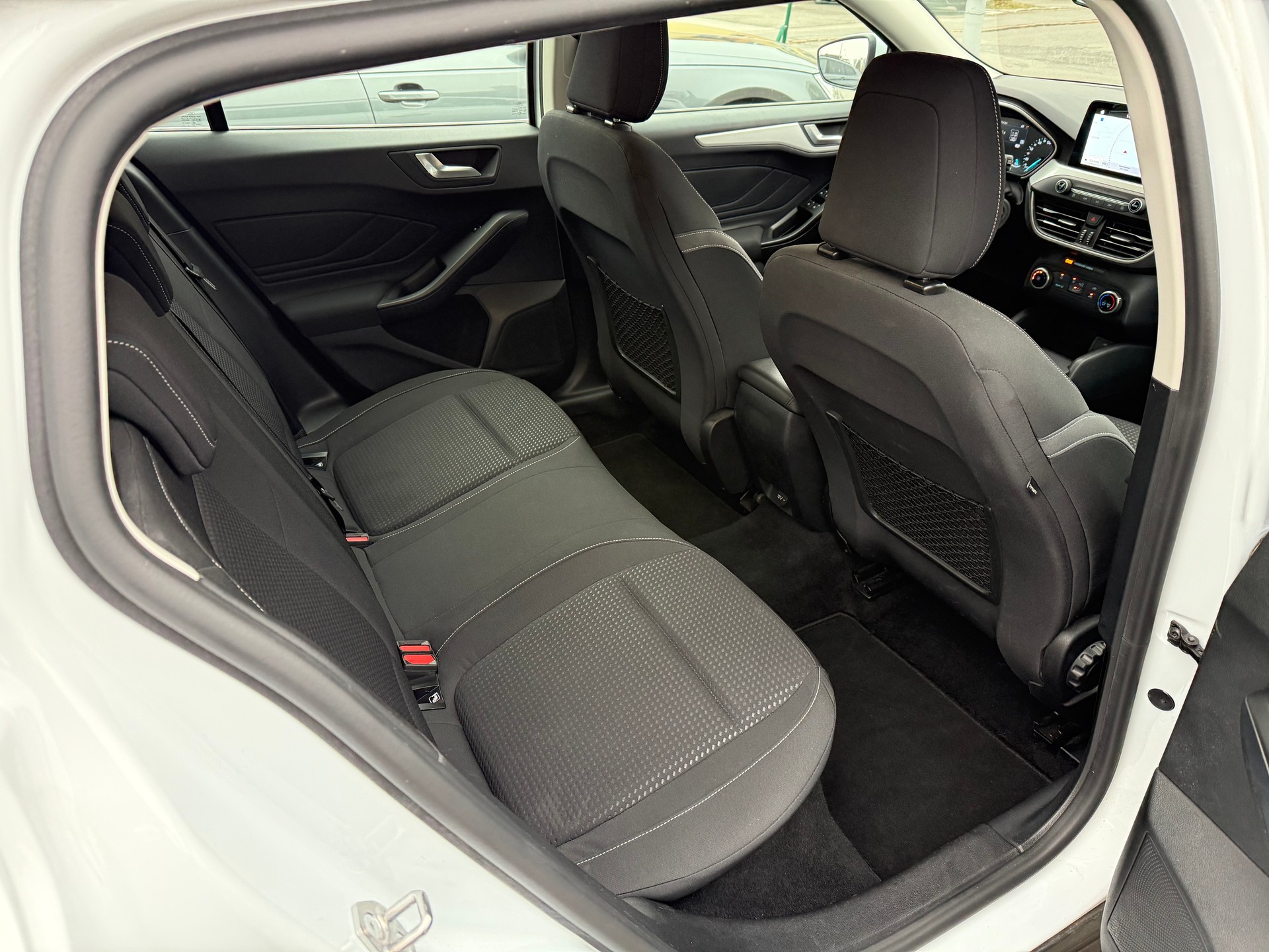 FORD Focus Station Wagon 1.5 EcoBlue 120 Cool & Connect-image-11