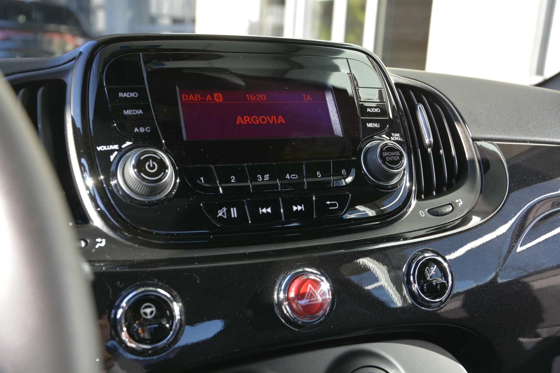 FIAT 500 1.0 Hybrid Cult-image-10
