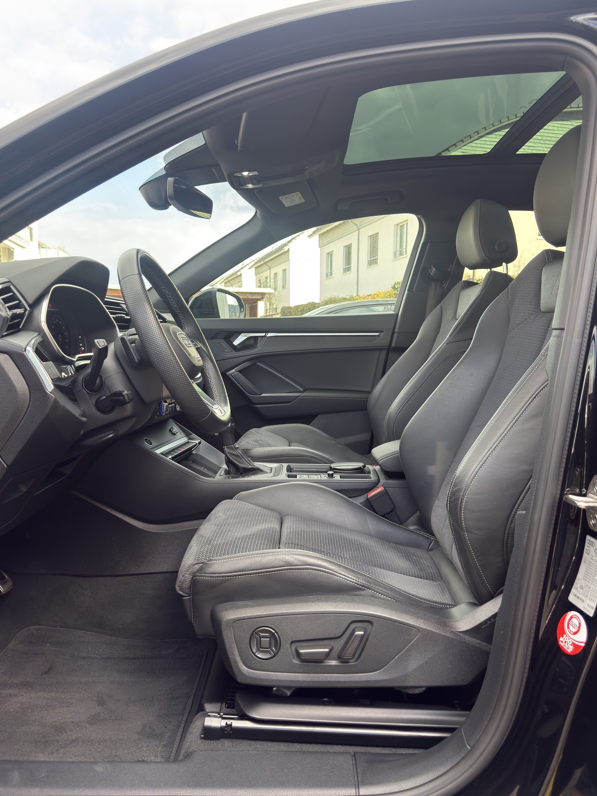 AUDI Q3 2.0 45 TFSI S line quattro S-Tronic-image-9