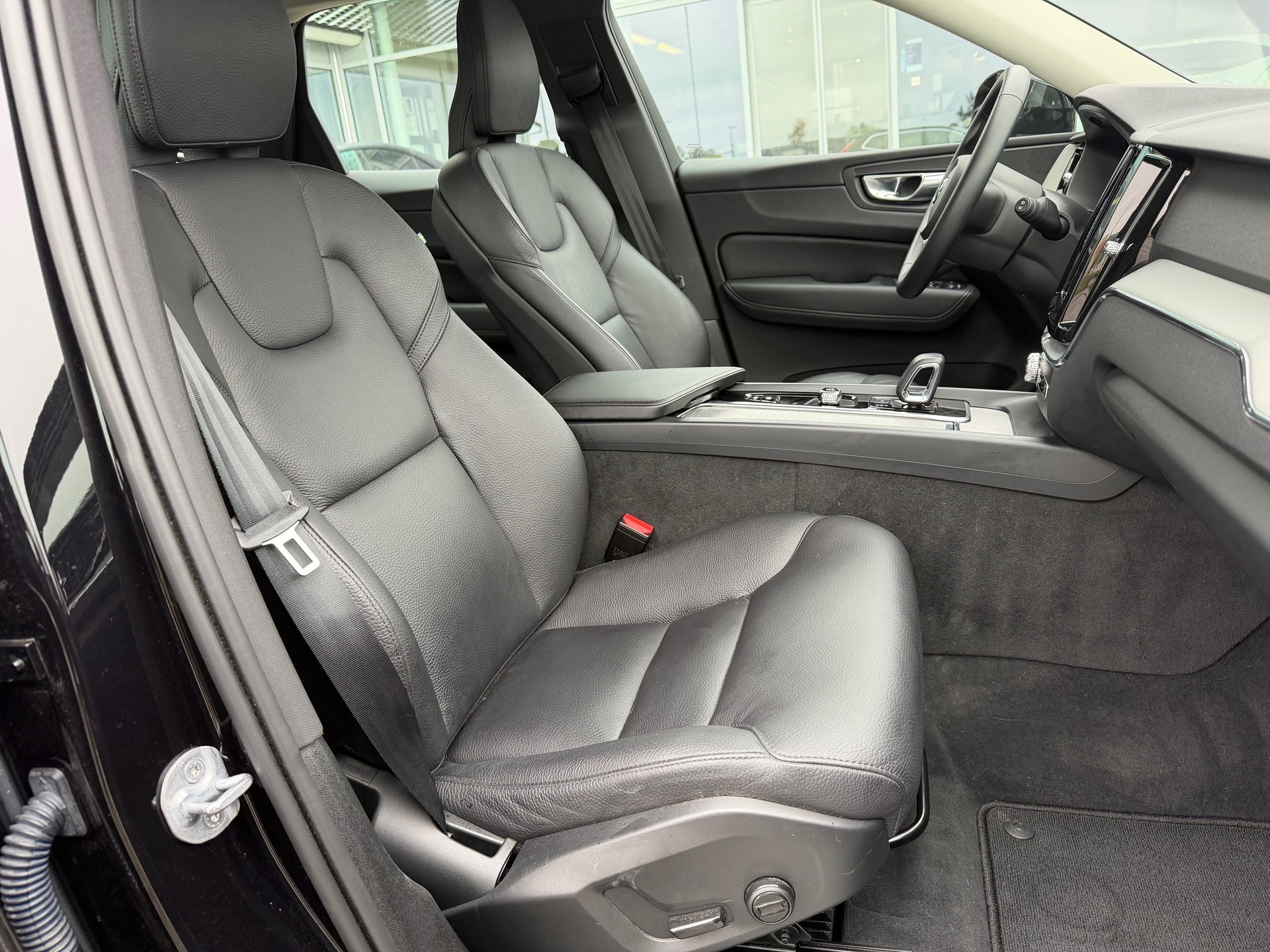 VOLVO XC60 B4 Diesel Mild Hybrid AWD Core Geartronic-image-6