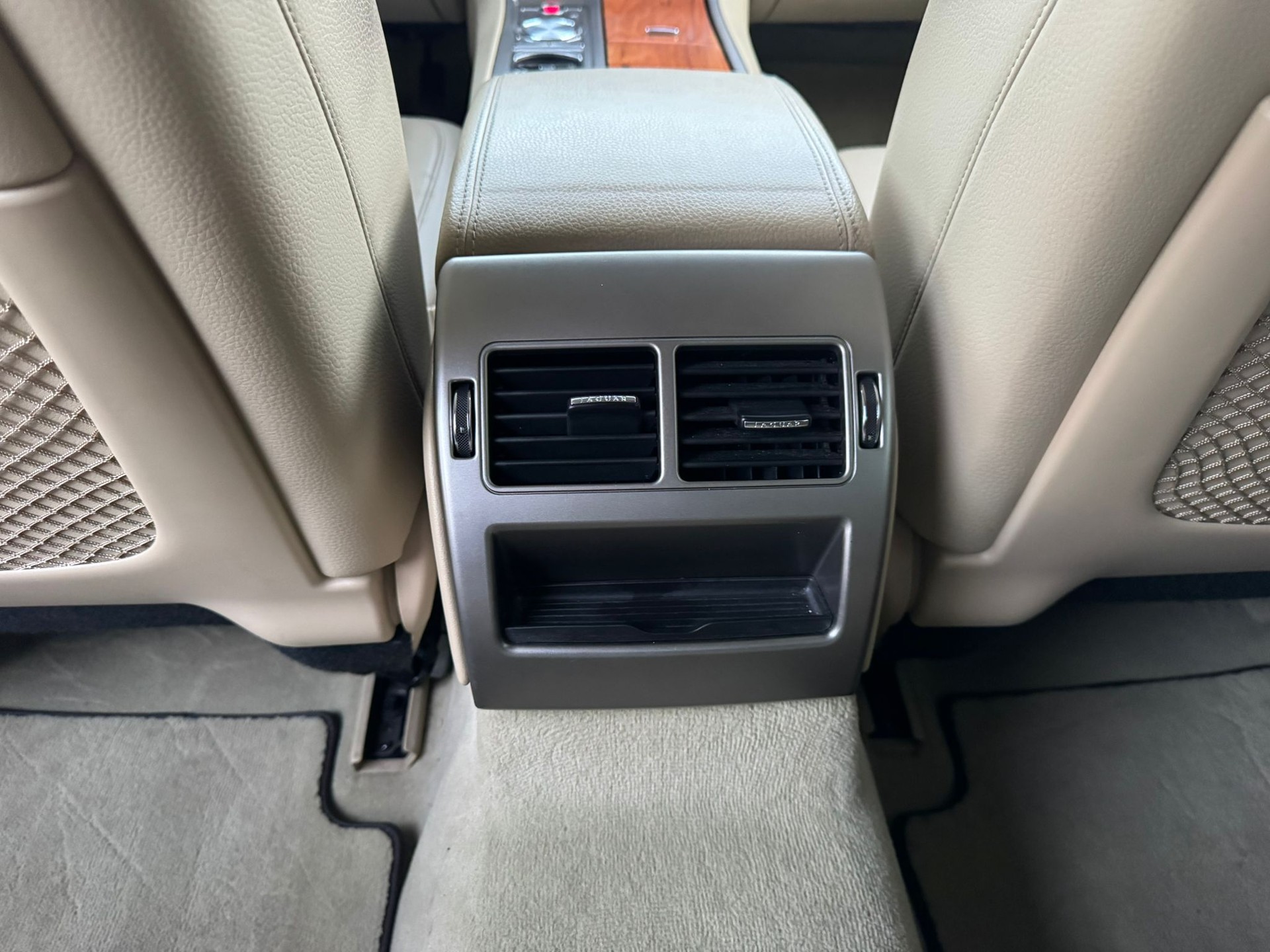 JAGUAR XF 3.0 V6 Premium Luxury-image-17