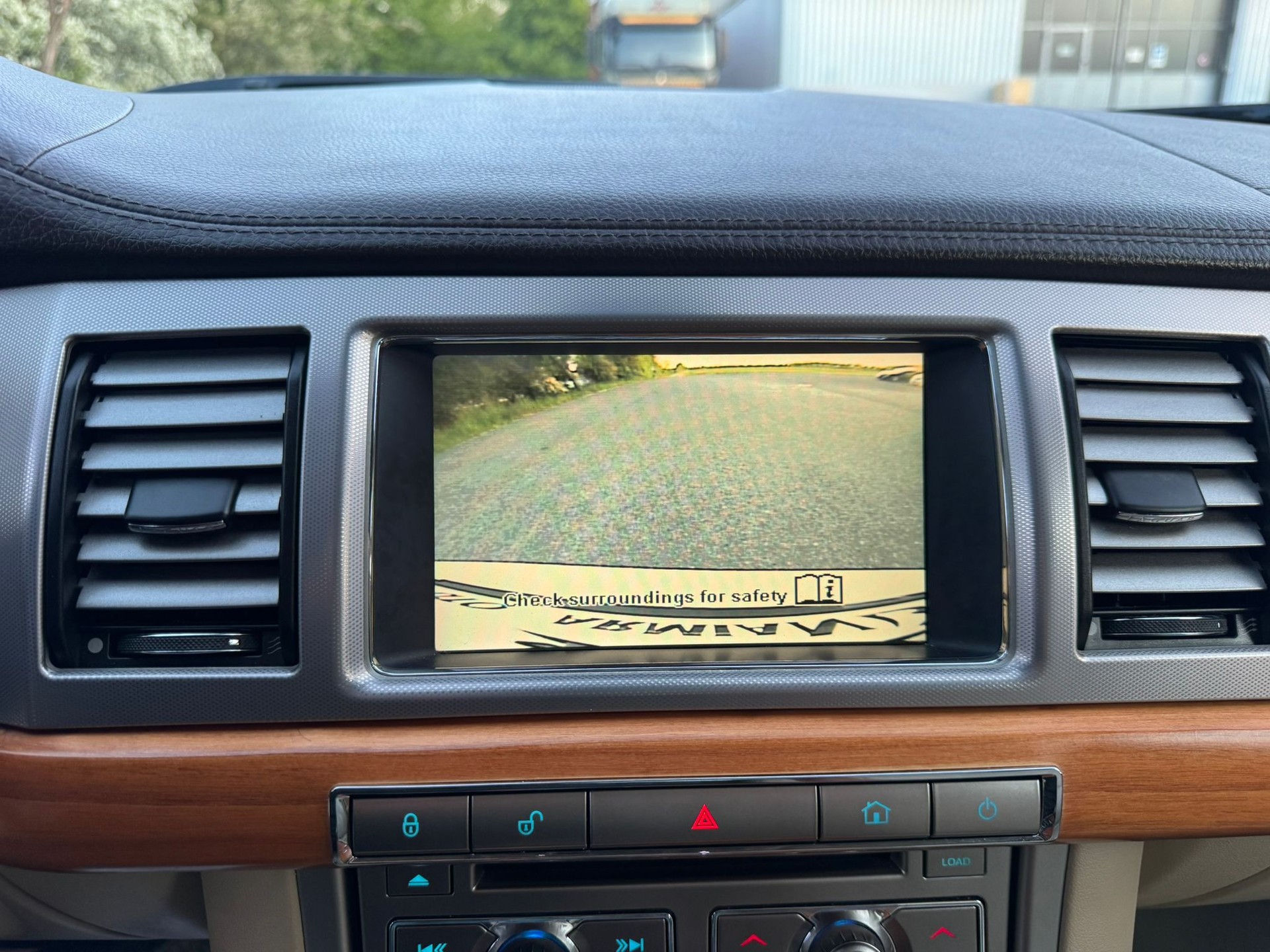 JAGUAR XF 3.0 V6 Premium Luxury-image-25