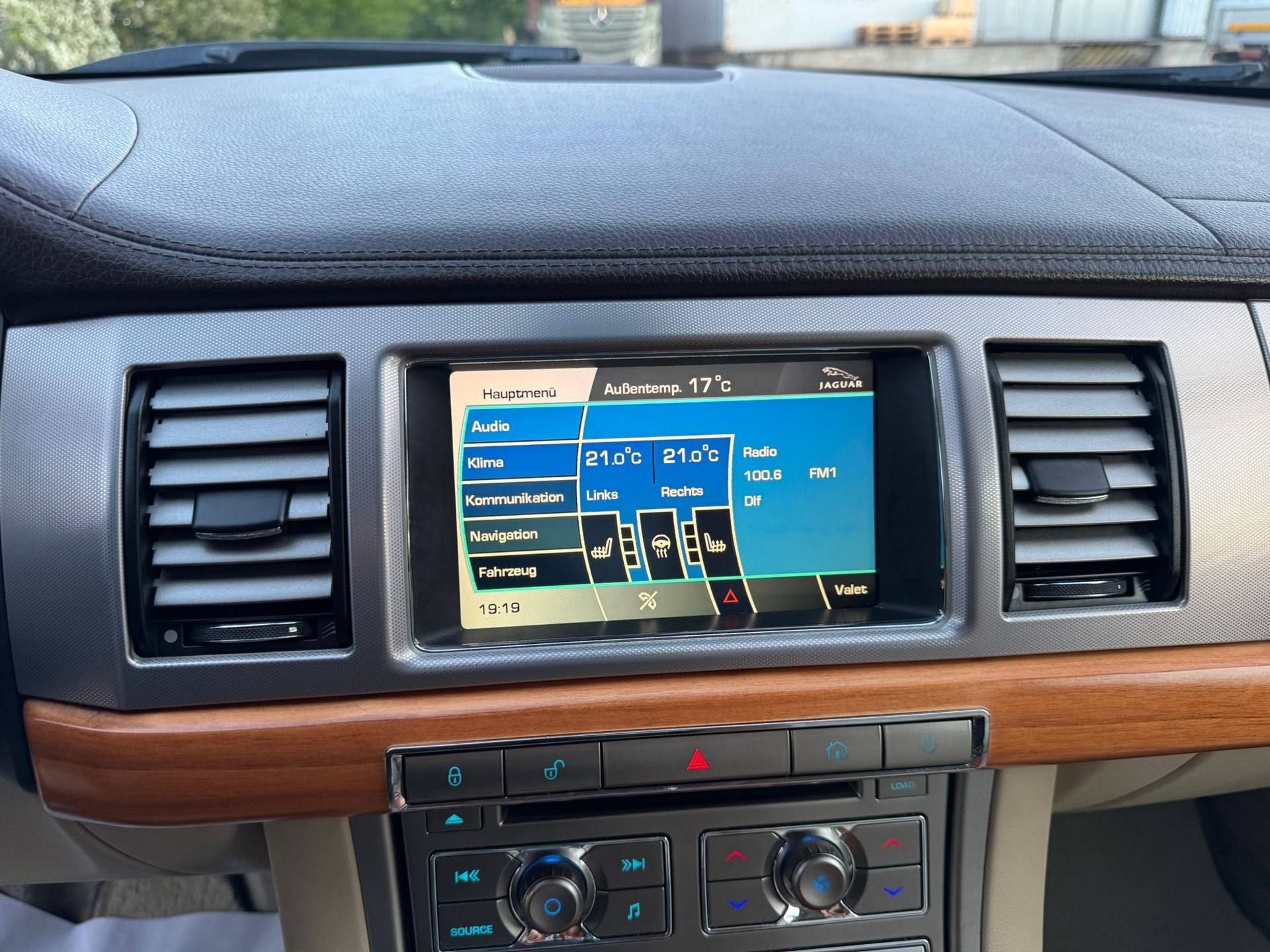 JAGUAR XF 3.0 V6 Premium Luxury-image-24