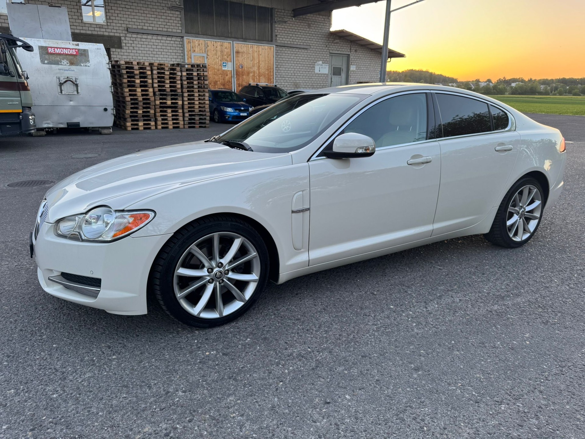 JAGUAR XF 3.0 V6 Premium Luxury-image-3
