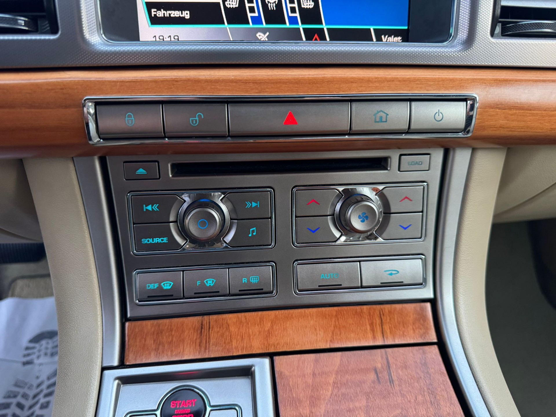 JAGUAR XF 3.0 V6 Premium Luxury-image-23