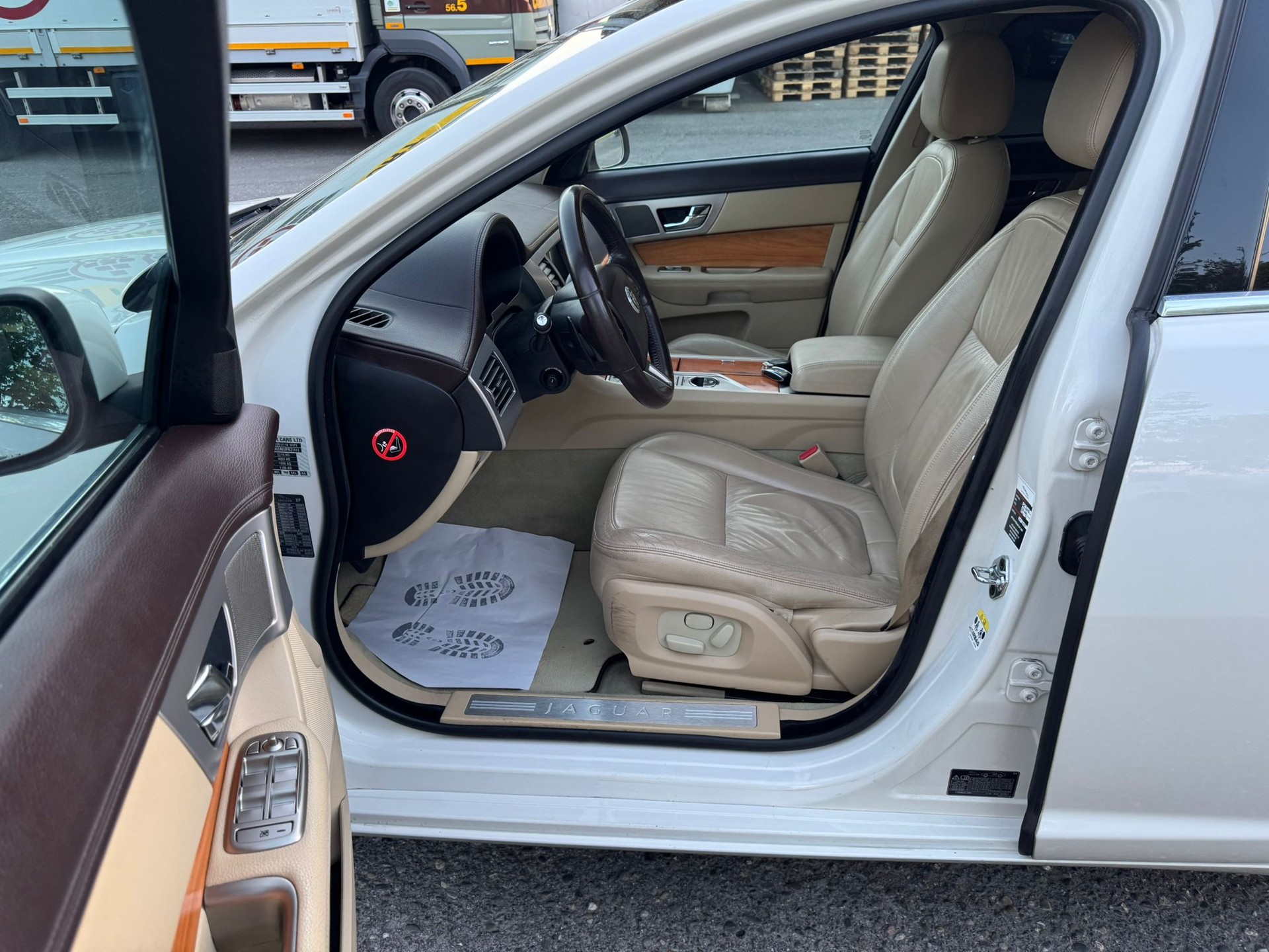 JAGUAR XF 3.0 V6 Premium Luxury-image-9