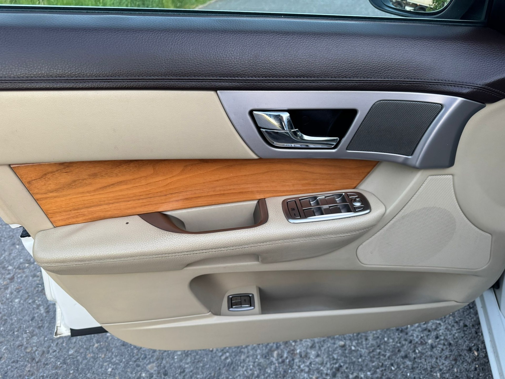 JAGUAR XF 3.0 V6 Premium Luxury-image-15