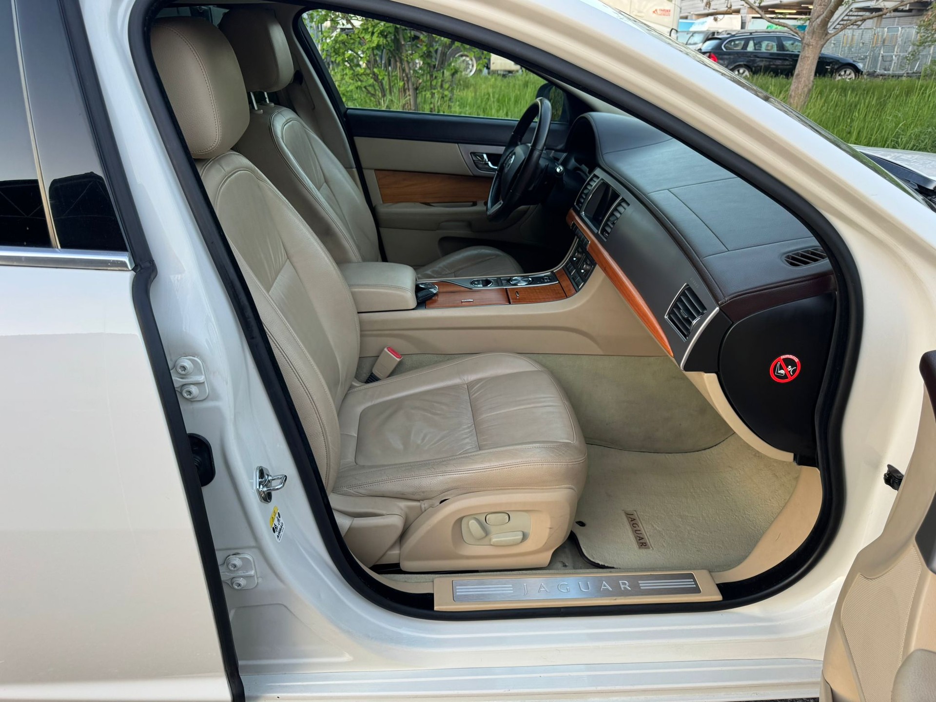 JAGUAR XF 3.0 V6 Premium Luxury-image-10