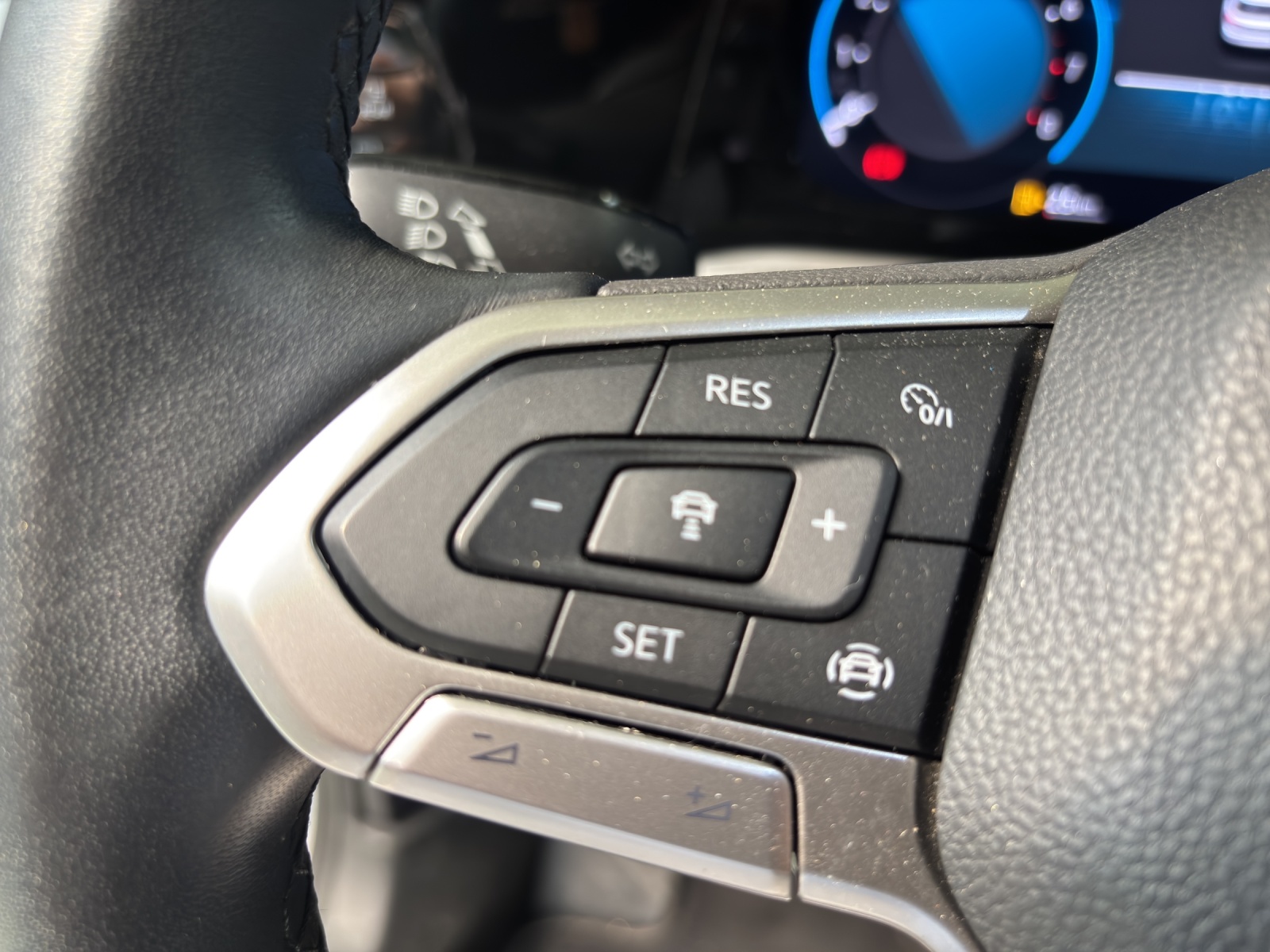 VW Golf 1.0 TSI Life-image-15