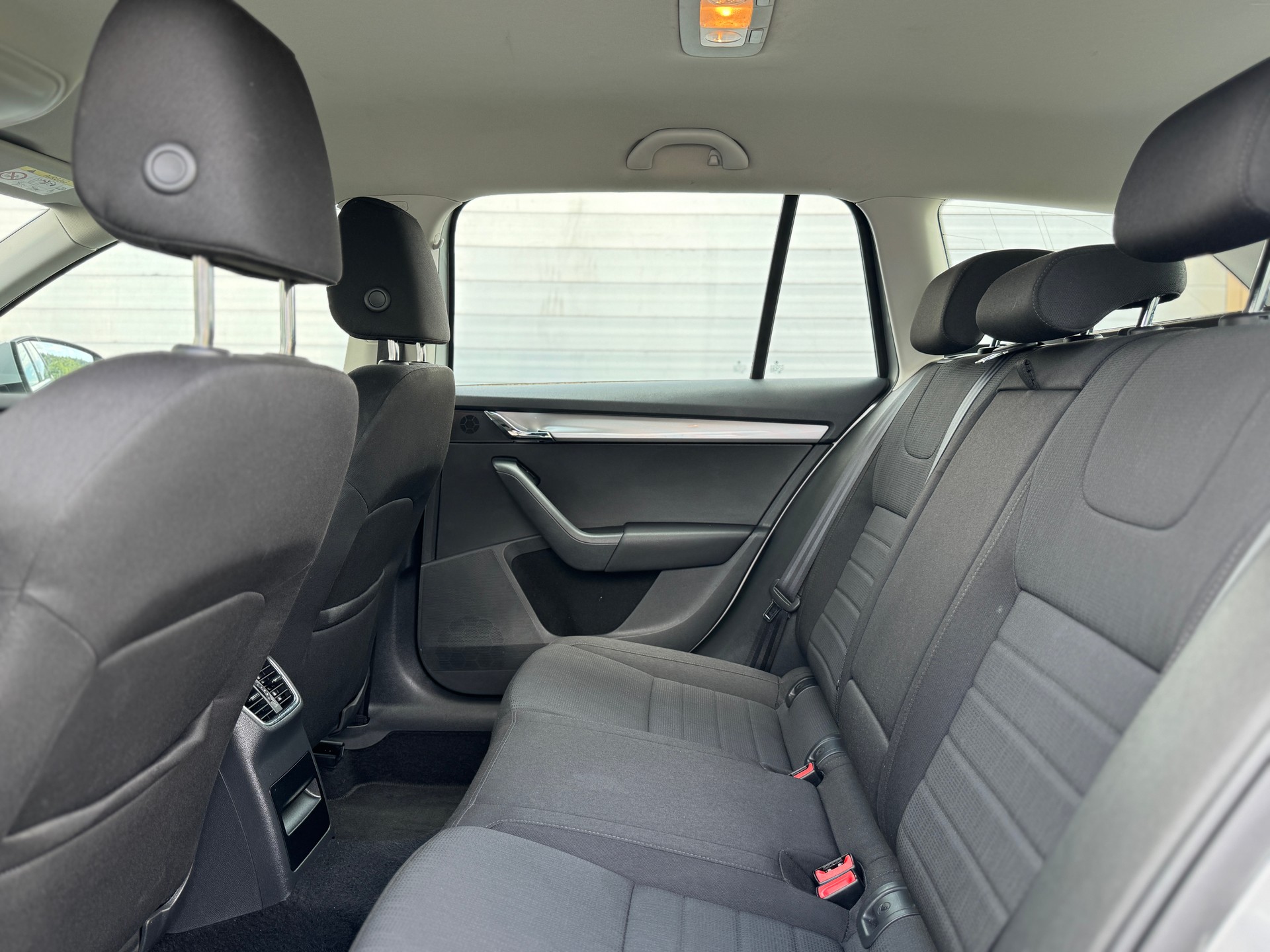 SKODA Octavia Combi 2.0 TDI Style 4x4 DSG-image-5
