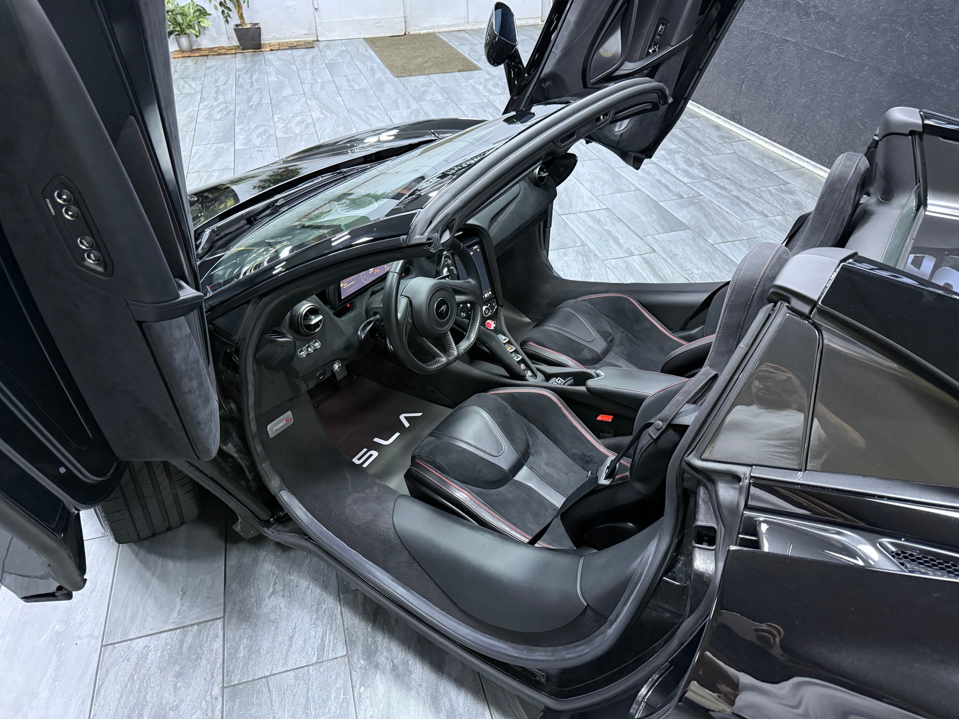 McLAREN 720S Spider Performance 4.0 V8 SSG / CH Fz 1 Hand-image-8