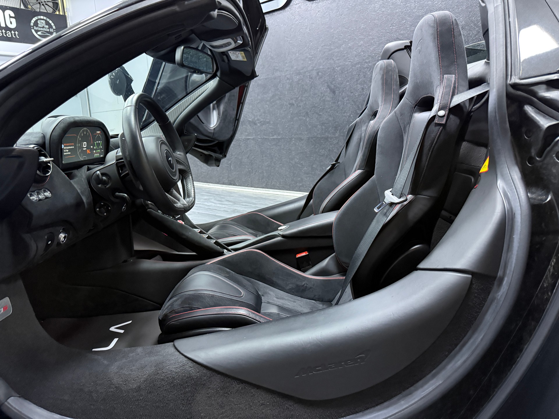 McLAREN 720S Spider Performance 4.0 V8 SSG / CH Fz 1 Hand-image-9