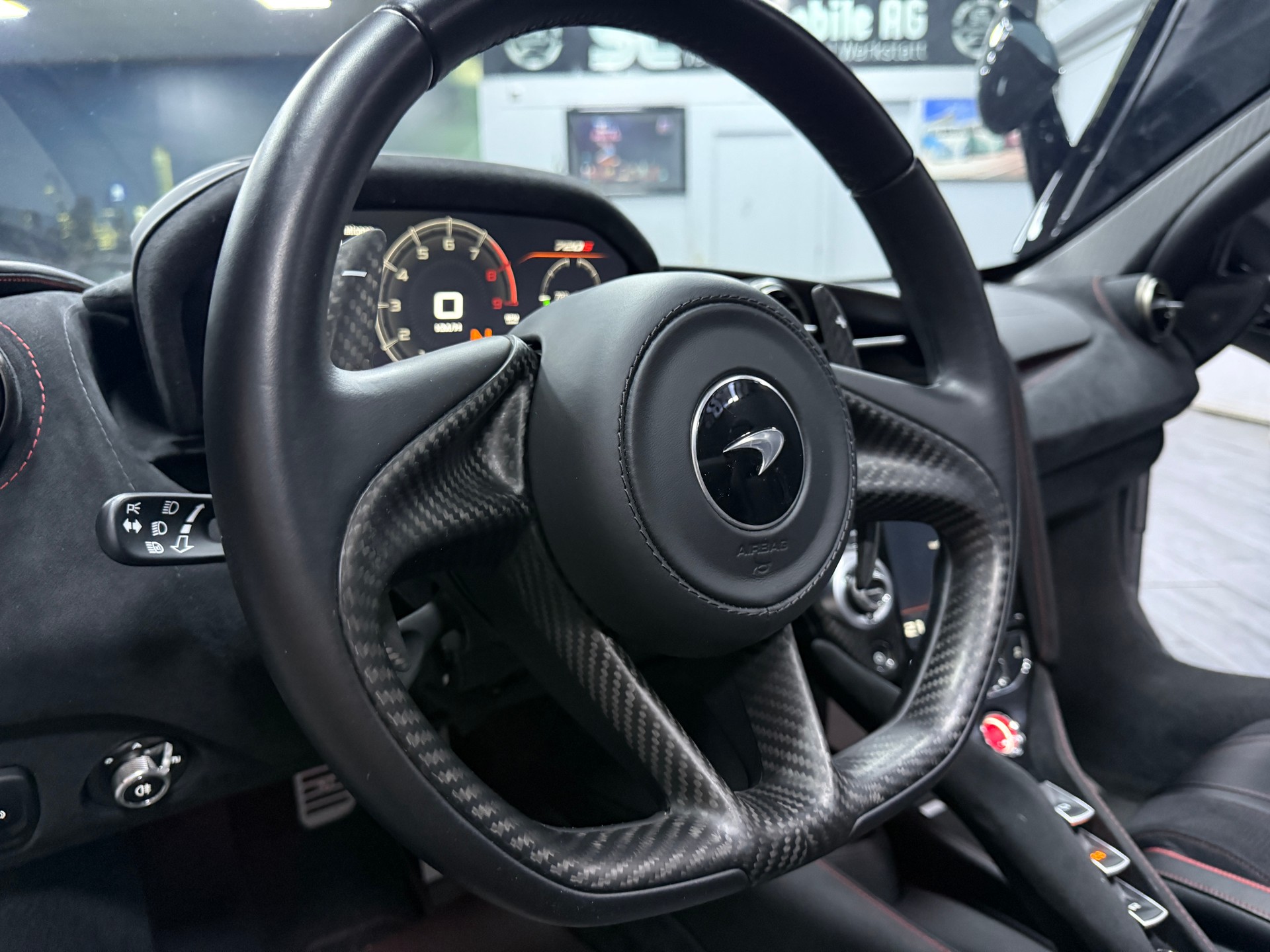 McLAREN 720S Spider Performance 4.0 V8 SSG / CH Fz 1 Hand-image-12