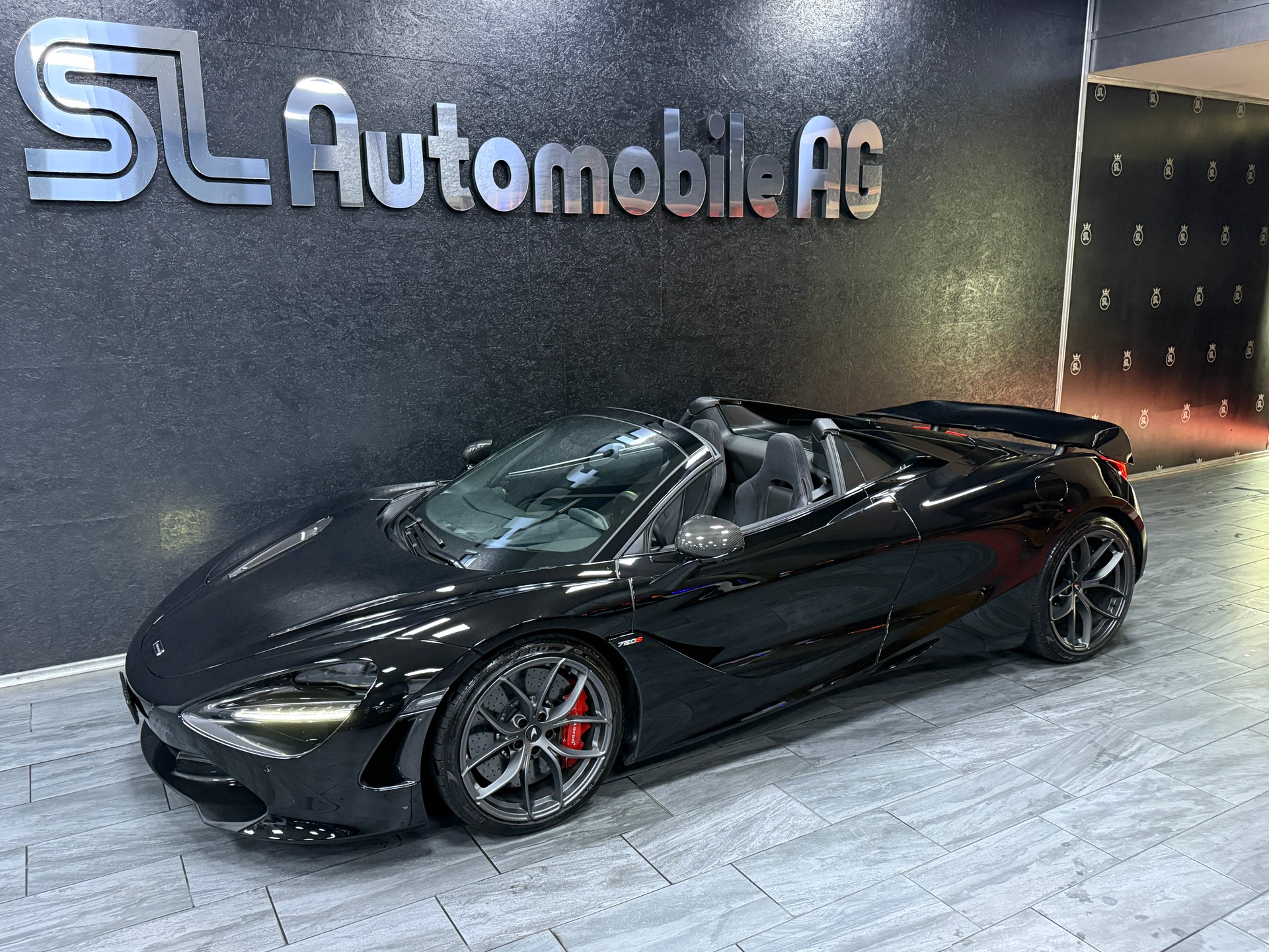 McLAREN 720S Spider Performance 4.0 V8 SSG / CH Fz 1 Hand-showroom-element-2