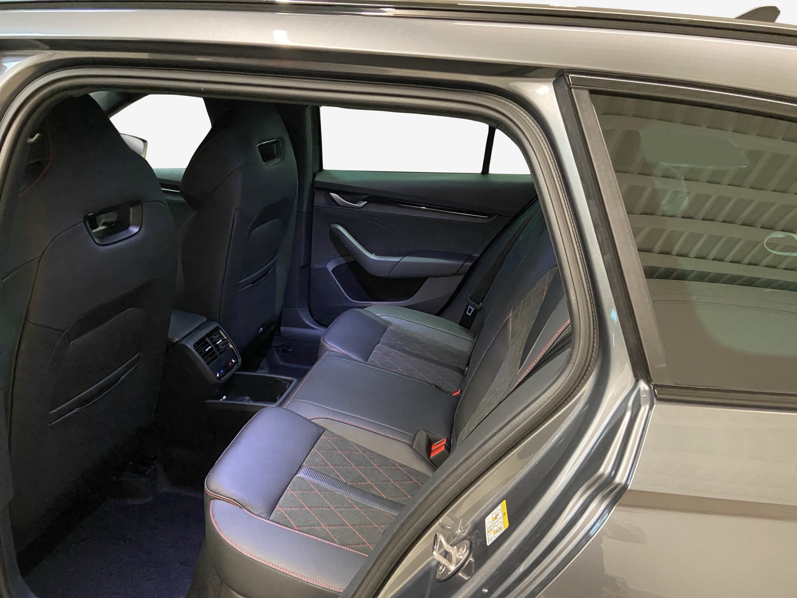 SKODA Octavia Combi 2.0 TSI DSG RS 30 Years Edition-image-11
