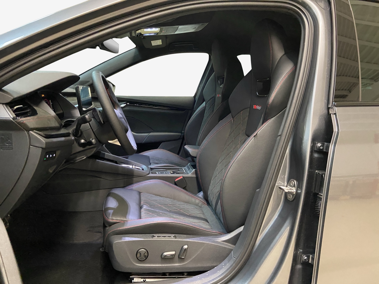 SKODA Octavia Combi 2.0 TSI DSG RS 30 Years Edition-image-7
