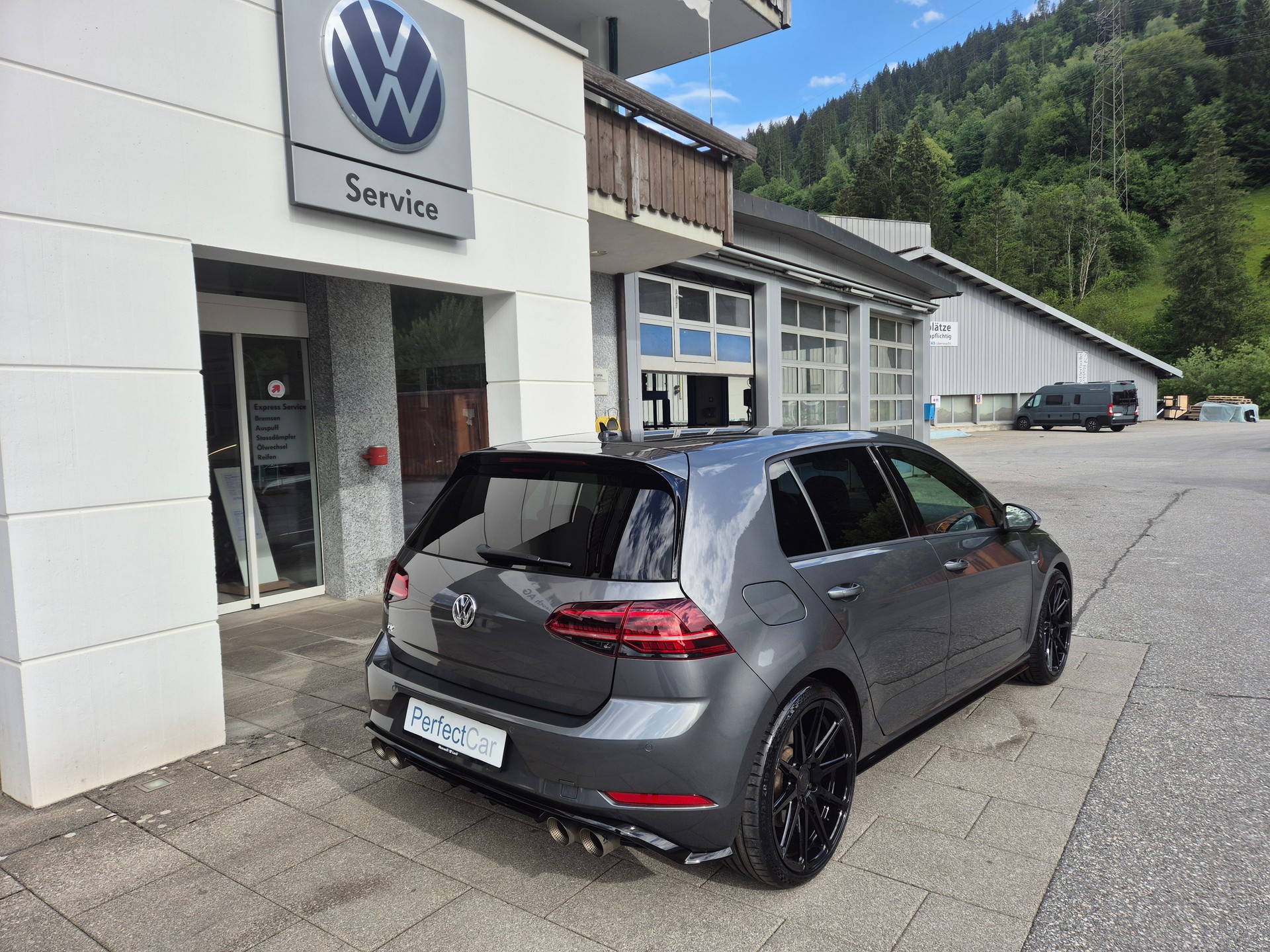 VW Golf 2.0 TSI R 4Motion DSG-image-4