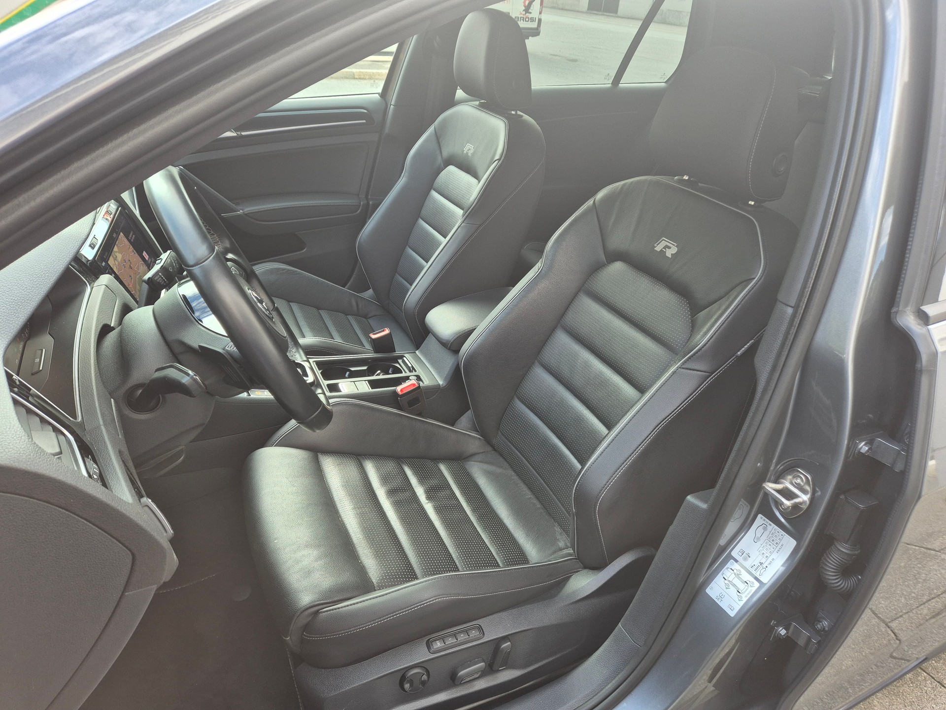 VW Golf 2.0 TSI R 4Motion DSG-image-7
