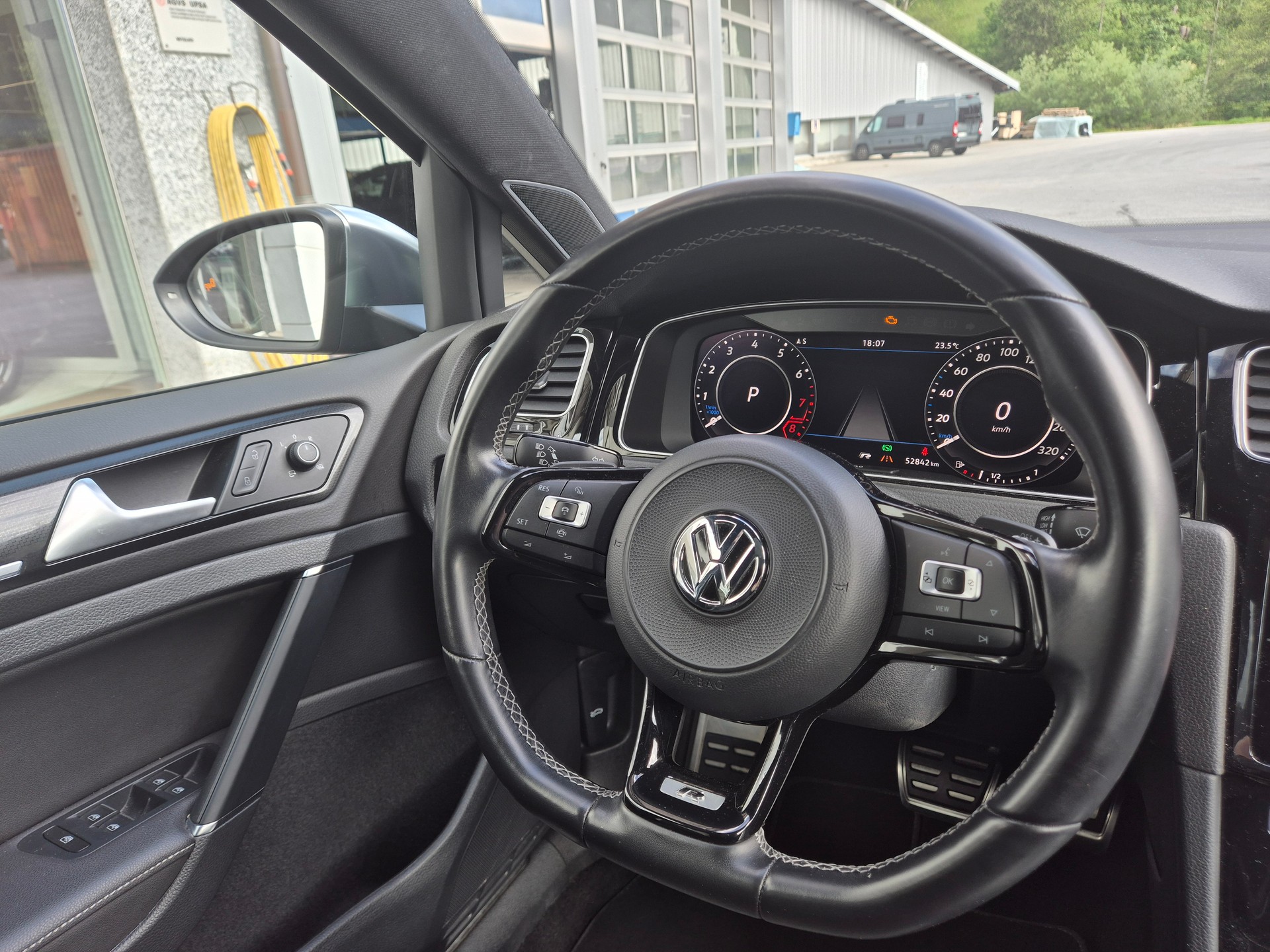 VW Golf 2.0 TSI R 4Motion DSG-image-11