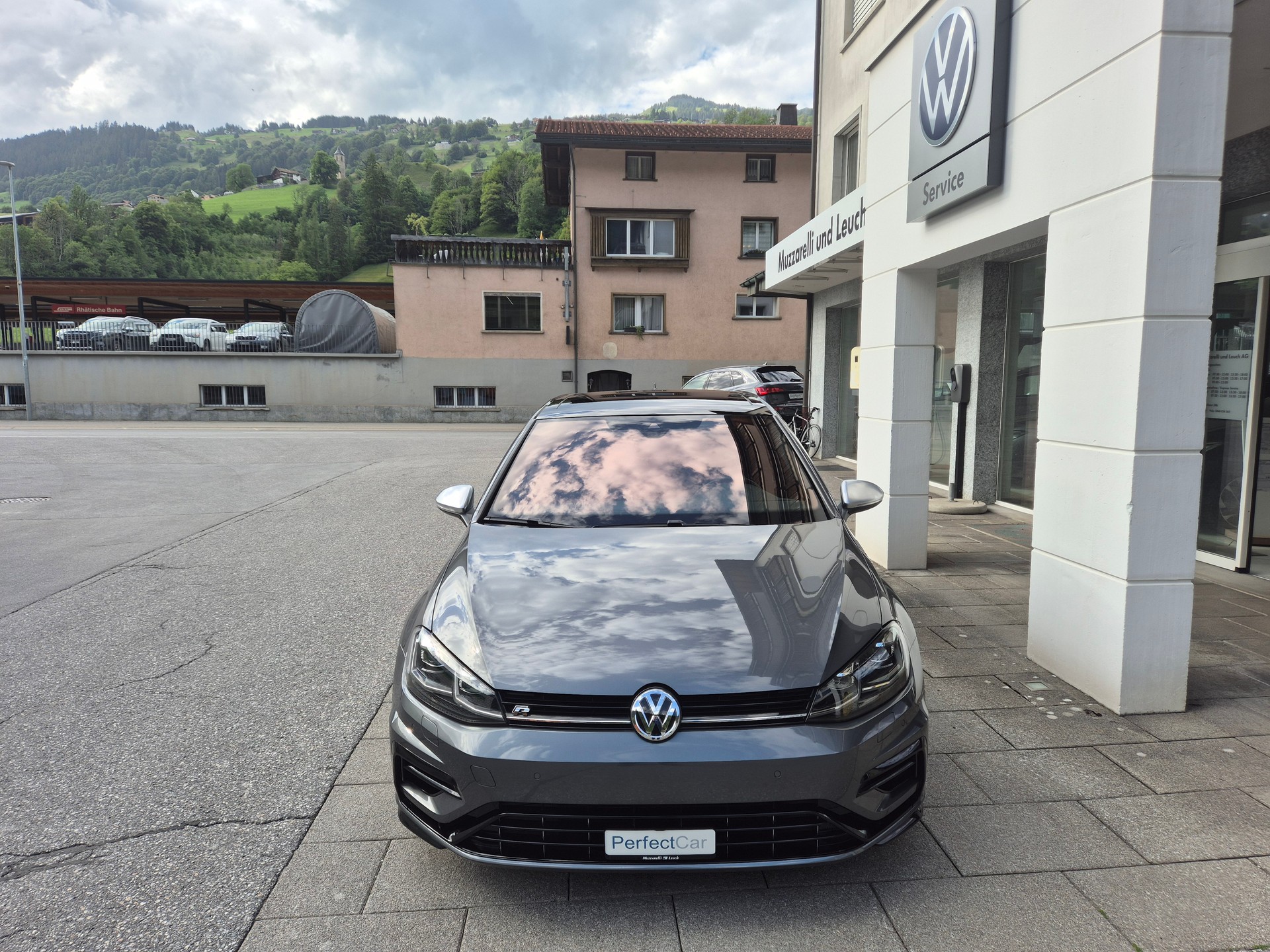 VW Golf 2.0 TSI R 4Motion DSG-image-2