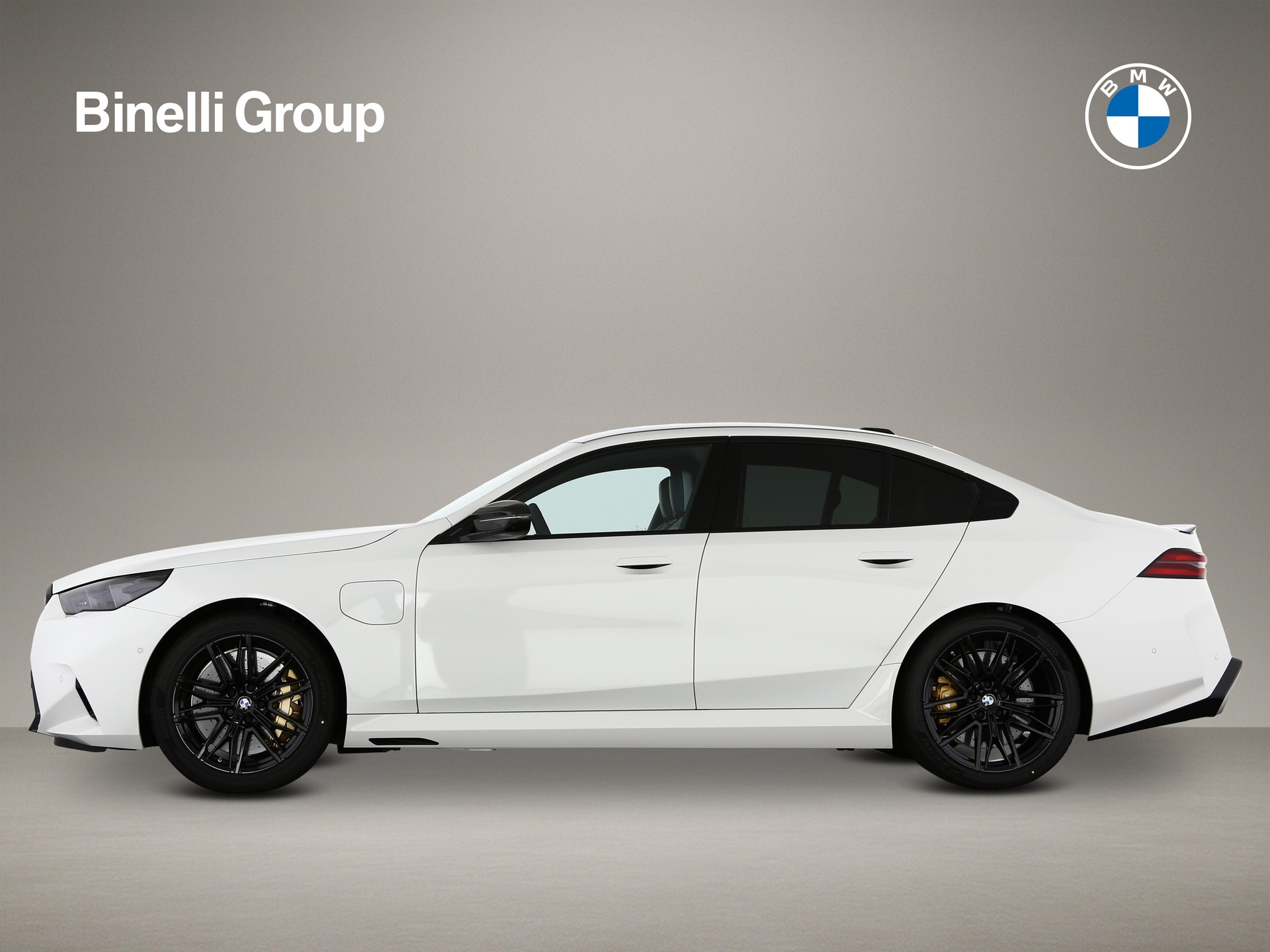 BMW M5 xDrive-showroom-element-2