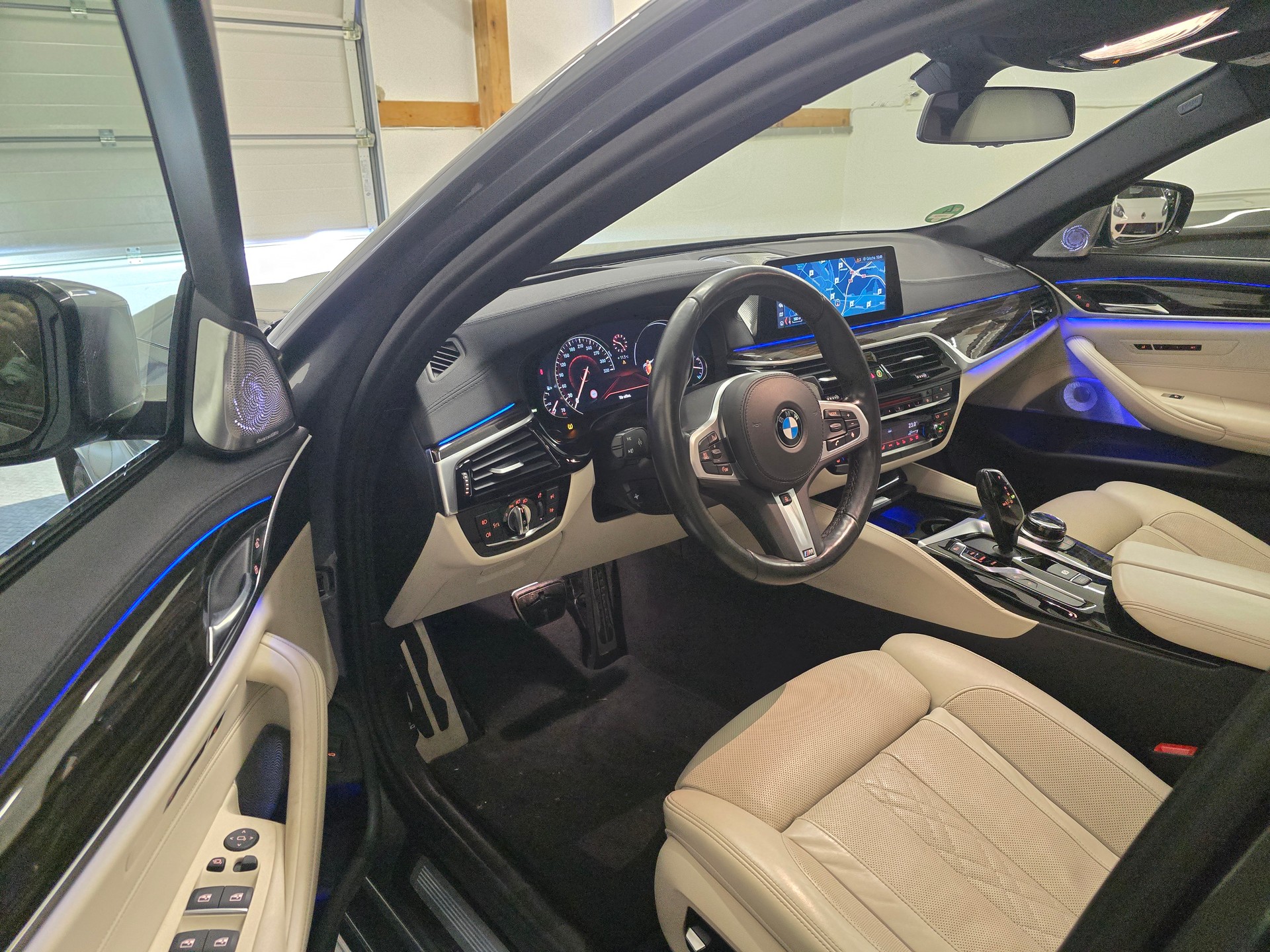 BMW 540i xDrive Touring M-Sport Steptronic-image-7