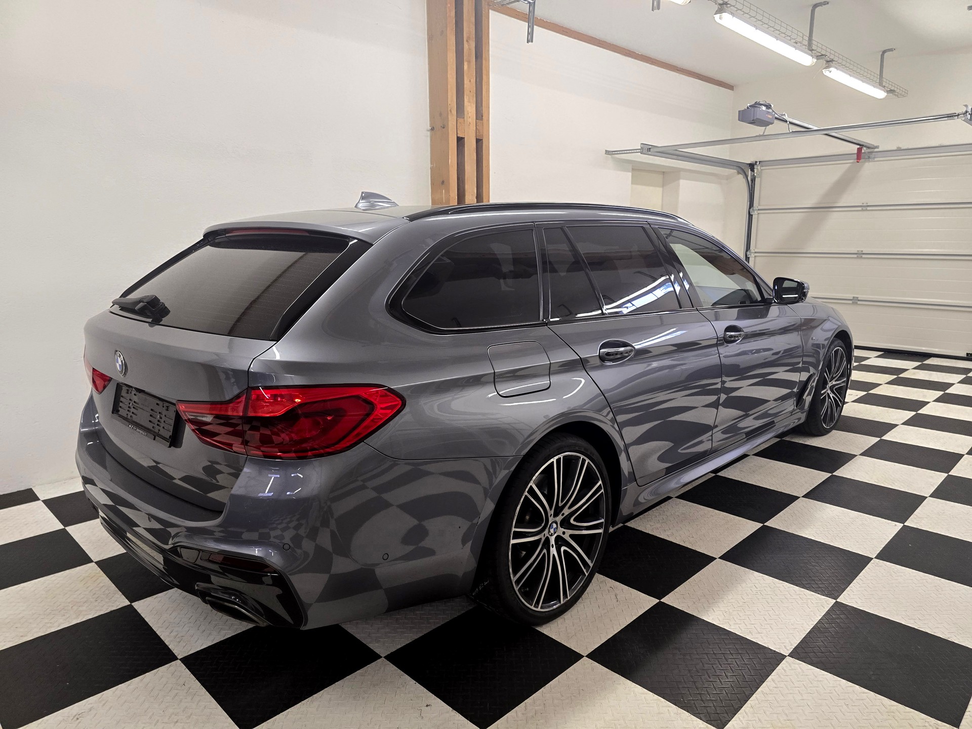 BMW 540i xDrive Touring M-Sport Steptronic-image-3