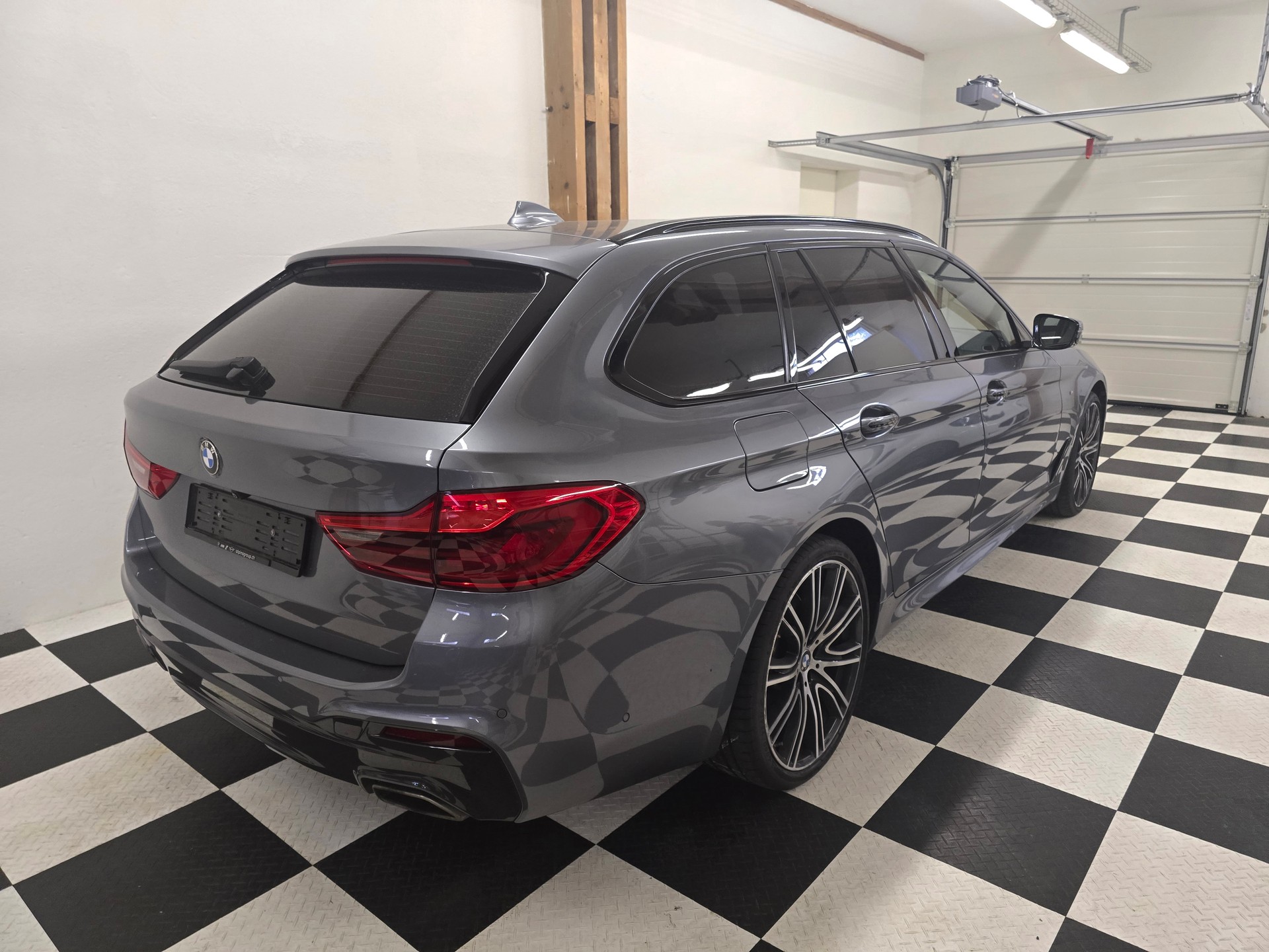 BMW 540i xDrive Touring M-Sport Steptronic-image-5