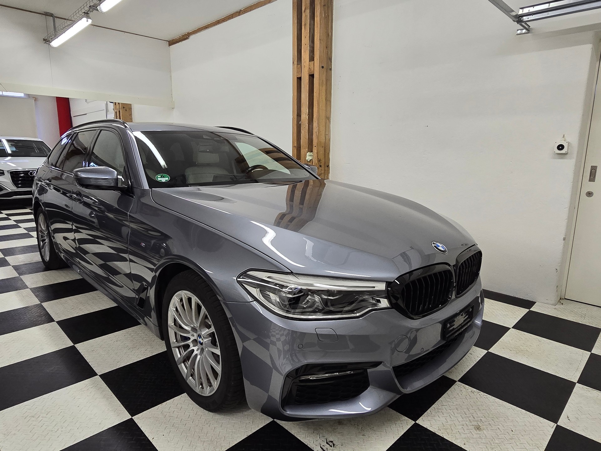BMW 540i xDrive Touring M-Sport Steptronic-image-12