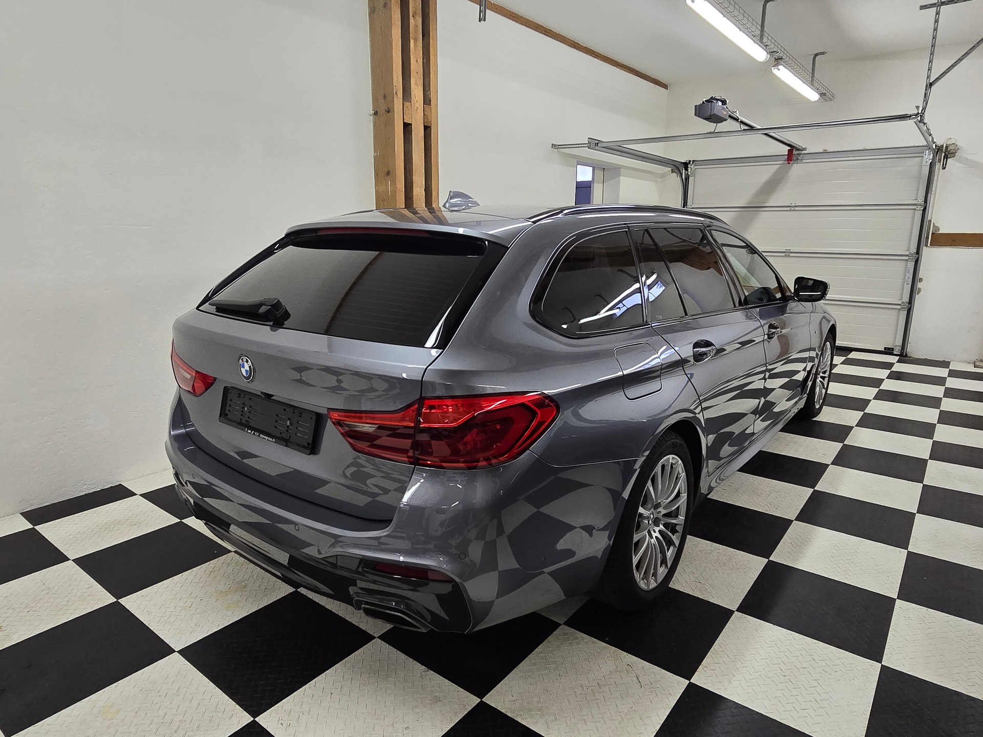 BMW 540i xDrive Touring M-Sport Steptronic-image-14