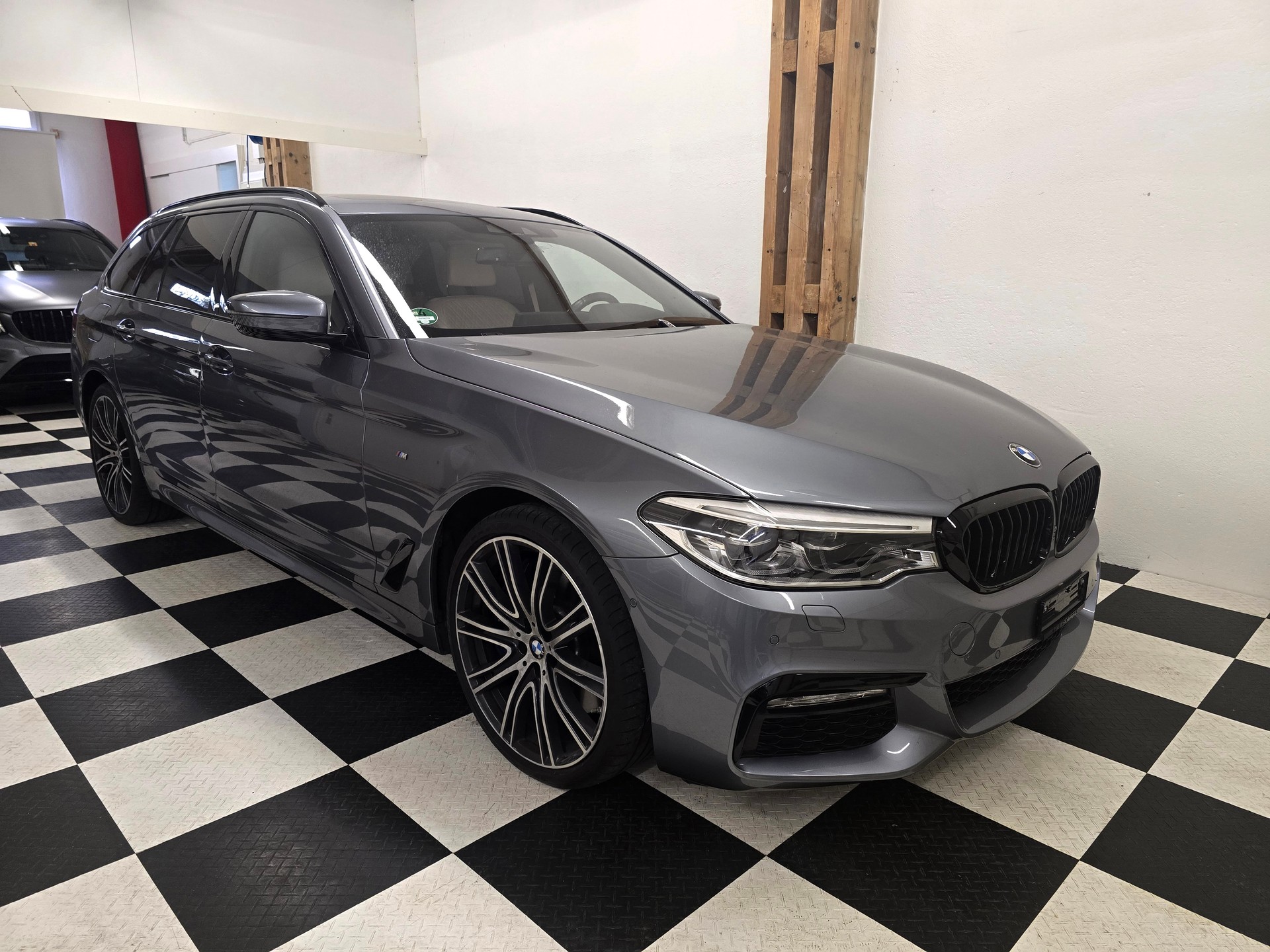 BMW 540i xDrive Touring M-Sport Steptronic-image-2