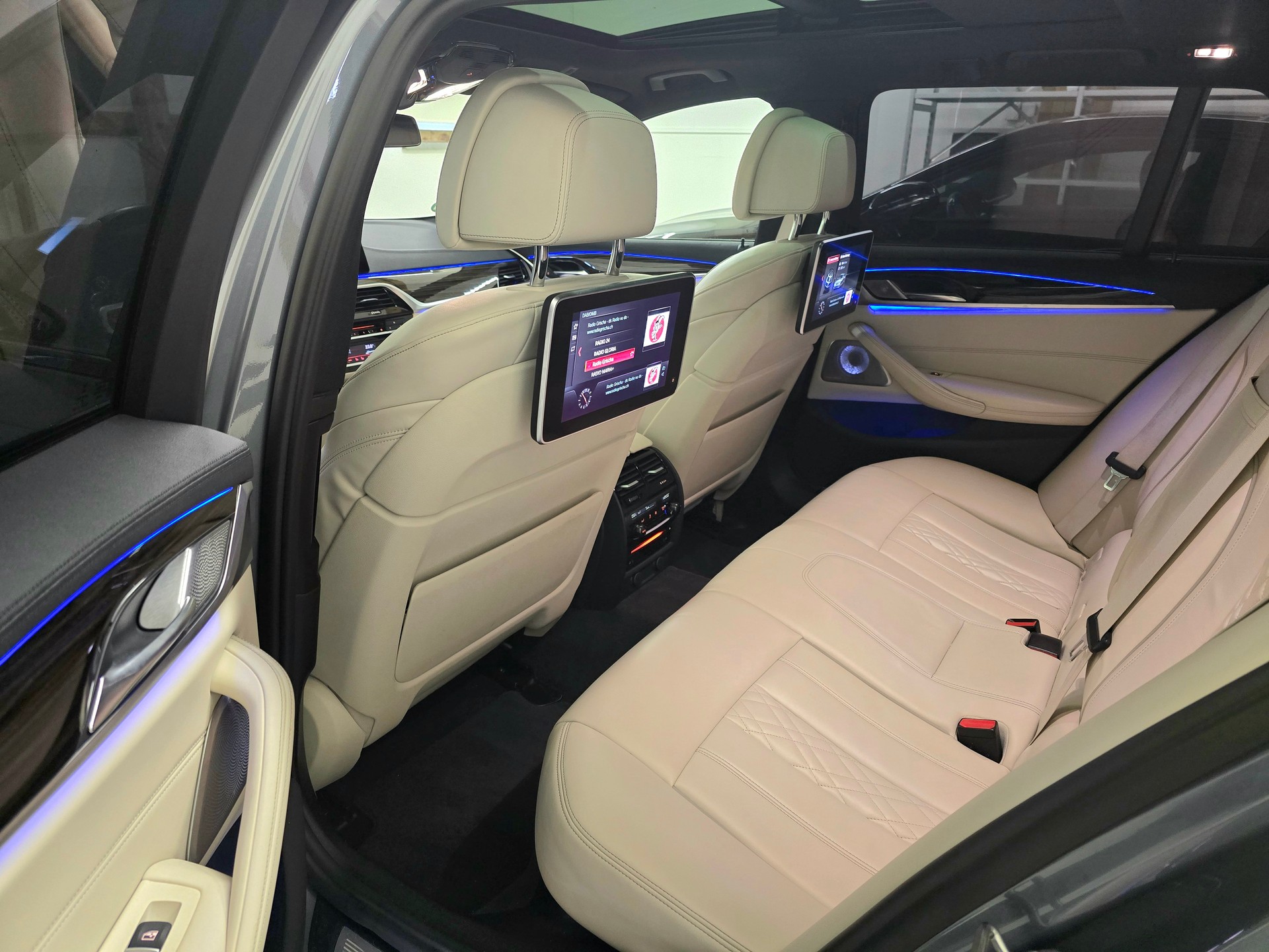 BMW 540i xDrive Touring M-Sport Steptronic-image-11