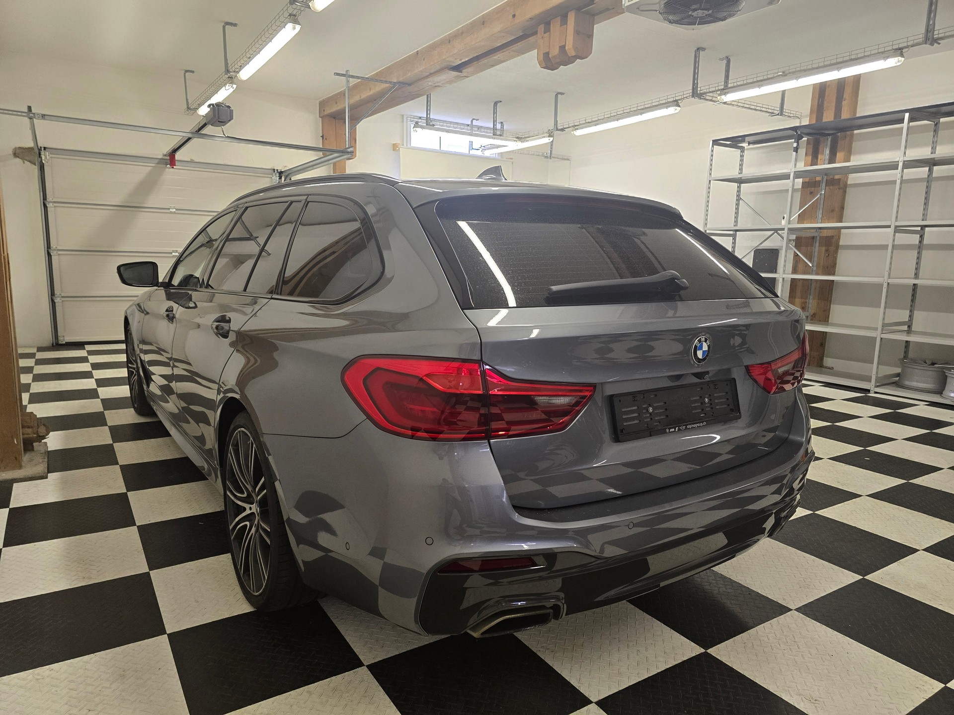 BMW 540i xDrive Touring M-Sport Steptronic-image-6