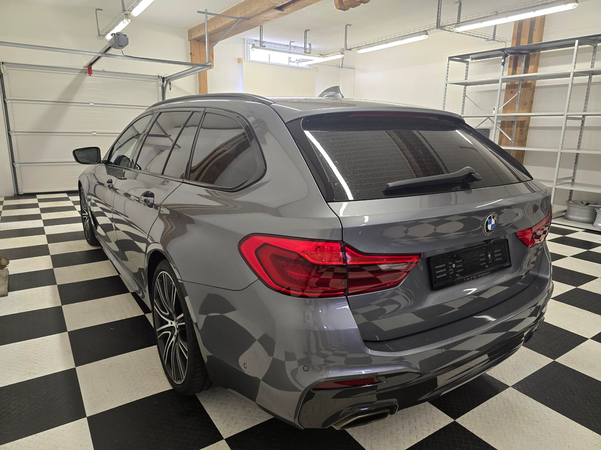 BMW 540i xDrive Touring M-Sport Steptronic-image-4