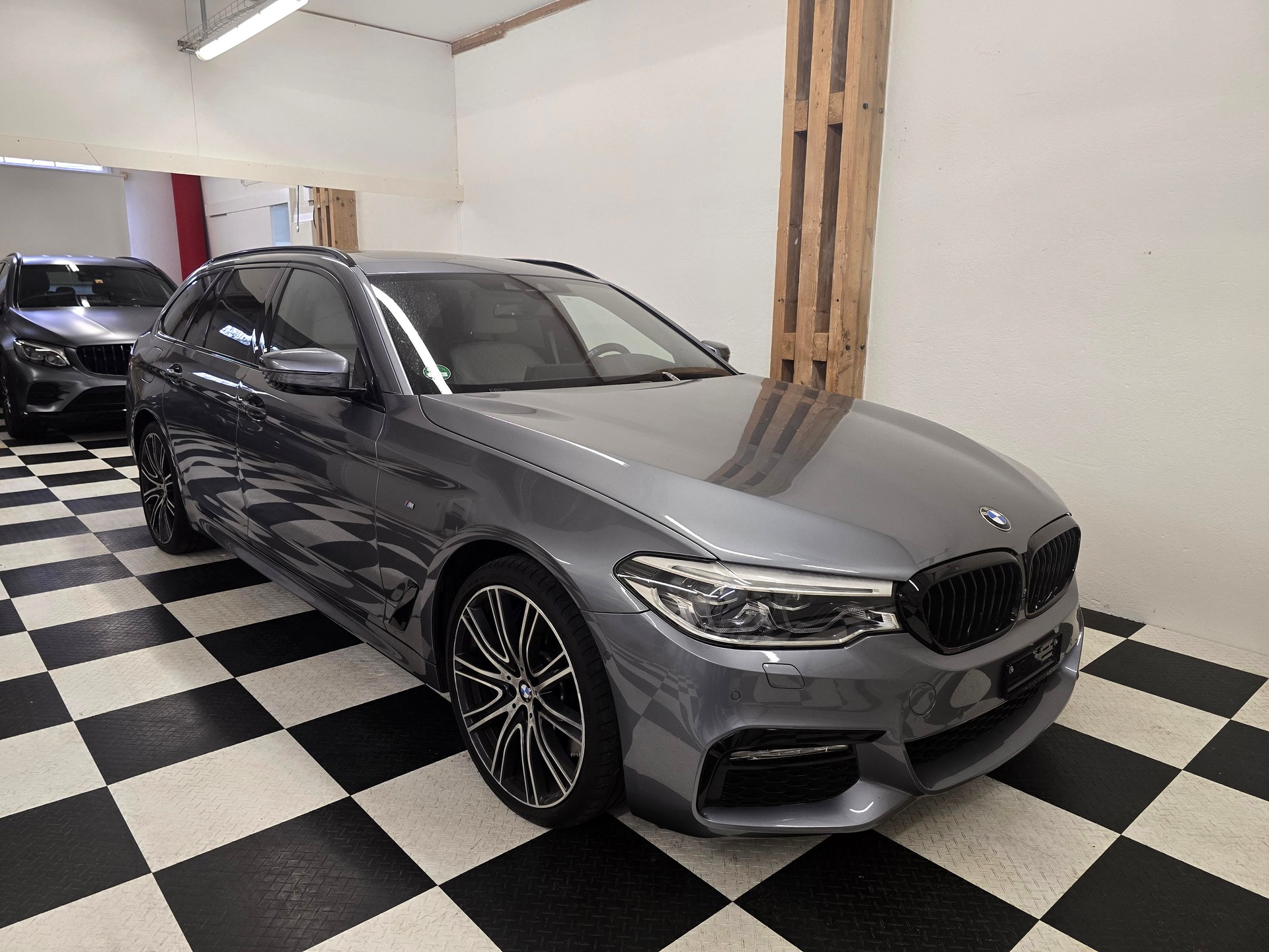 BMW 540i xDrive Touring M-Sport Steptronic-image-0