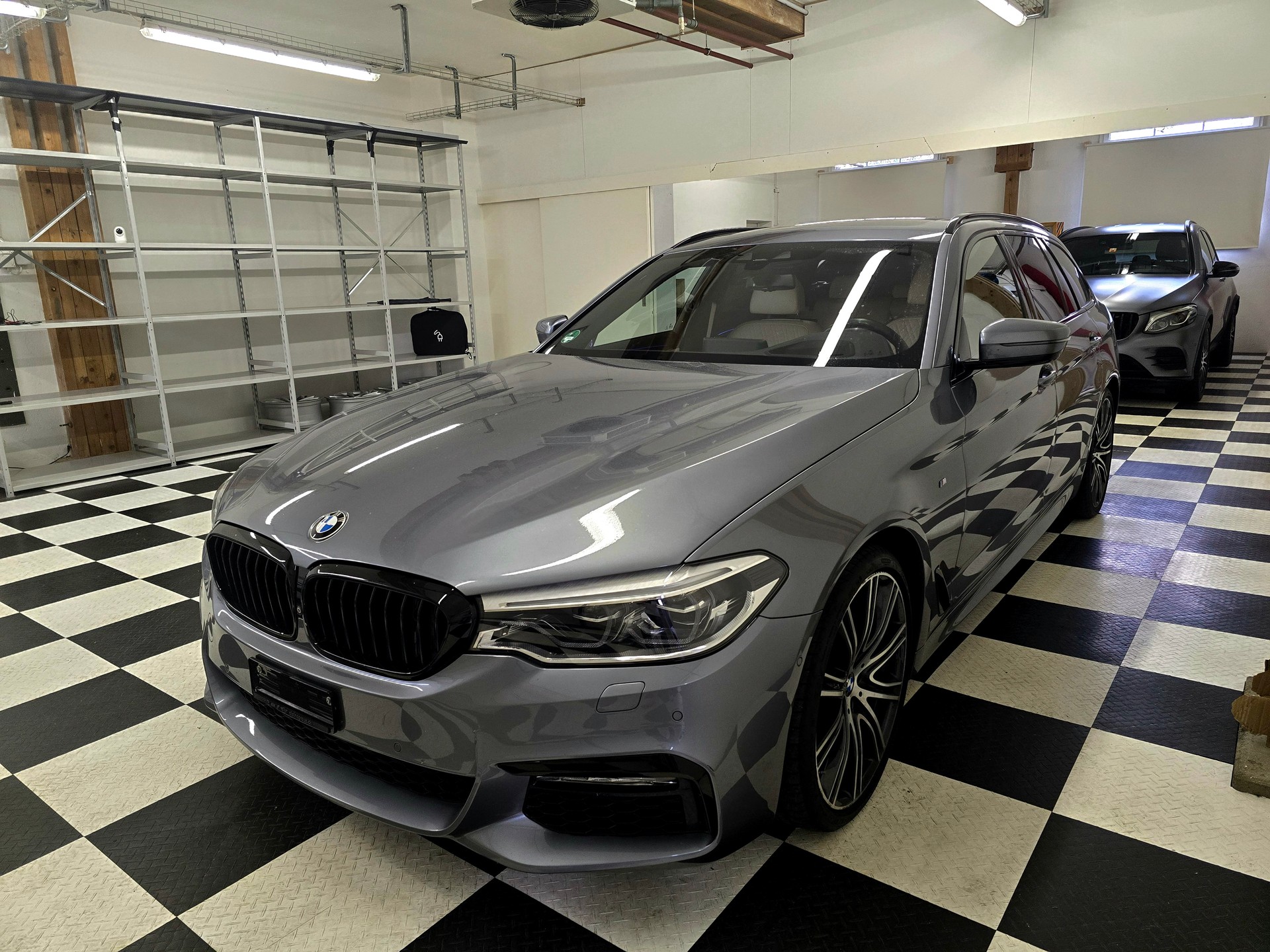 BMW 540i xDrive Touring M-Sport Steptronic-image-1