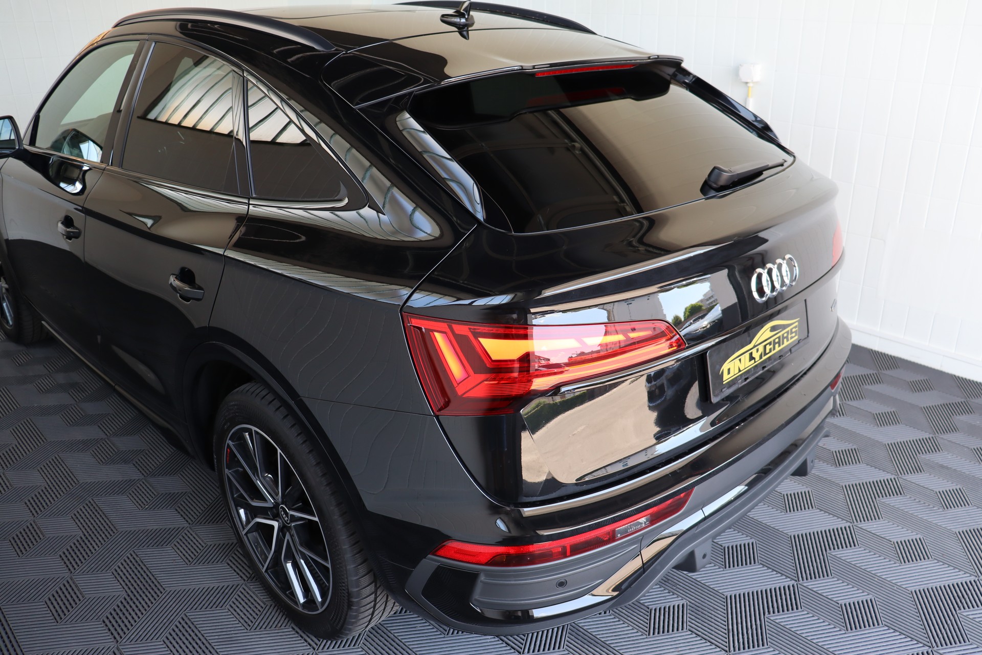 AUDI Q5 Sportback 40 TDI Blackedition quattro S-tronic-image-9