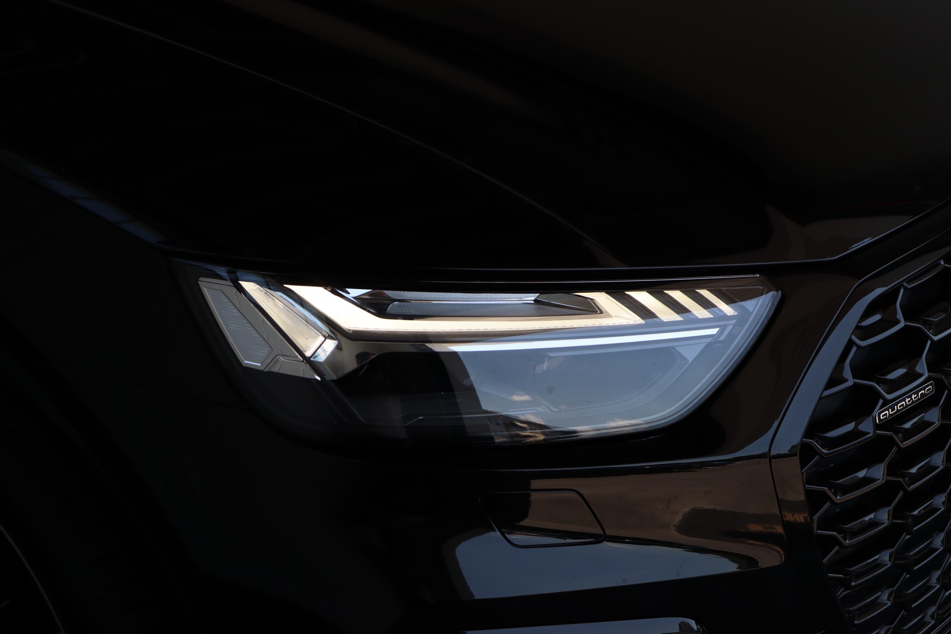 AUDI Q5 Sportback 40 TDI Blackedition quattro S-tronic-image-3