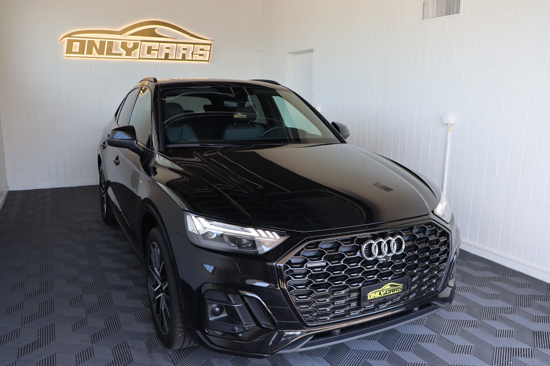 AUDI Q5 Sportback 40 TDI Blackedition quattro S-tronic-image-2