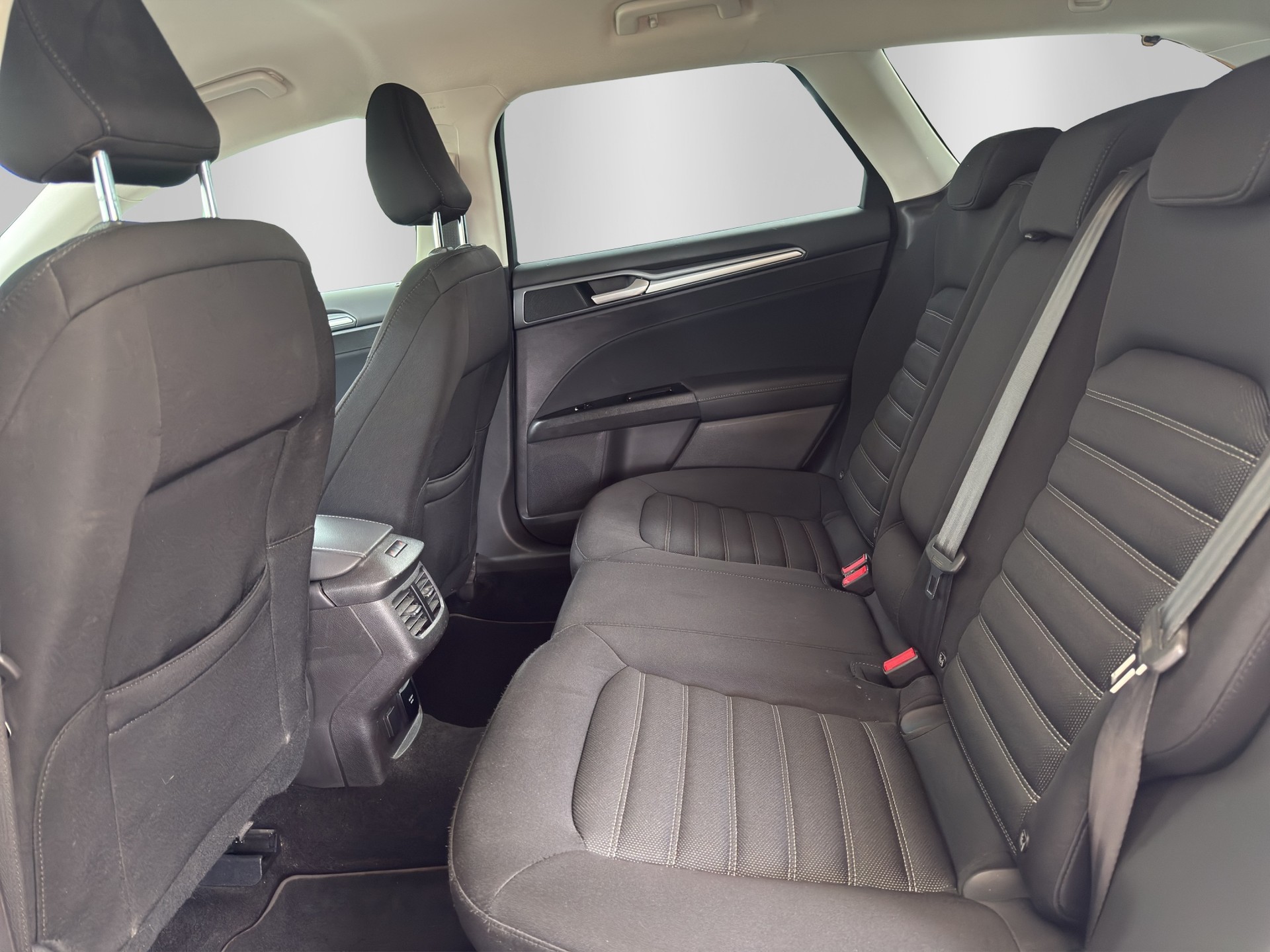 FORD Mondeo 2.0 TDCi Business Plus PowerShift-image-13