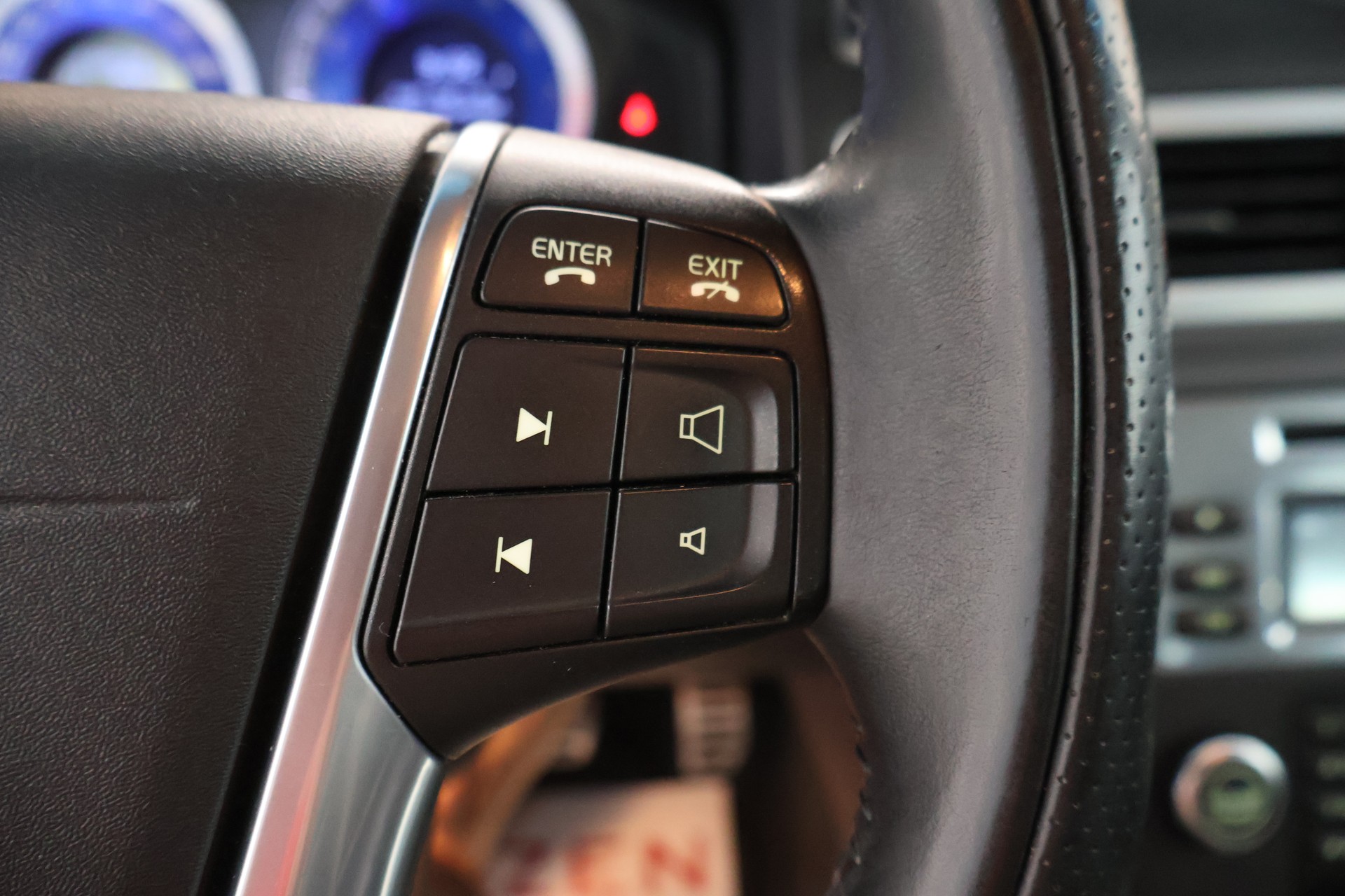 VOLVO V70 2.5T Momentum Geartronic R Design-image-22