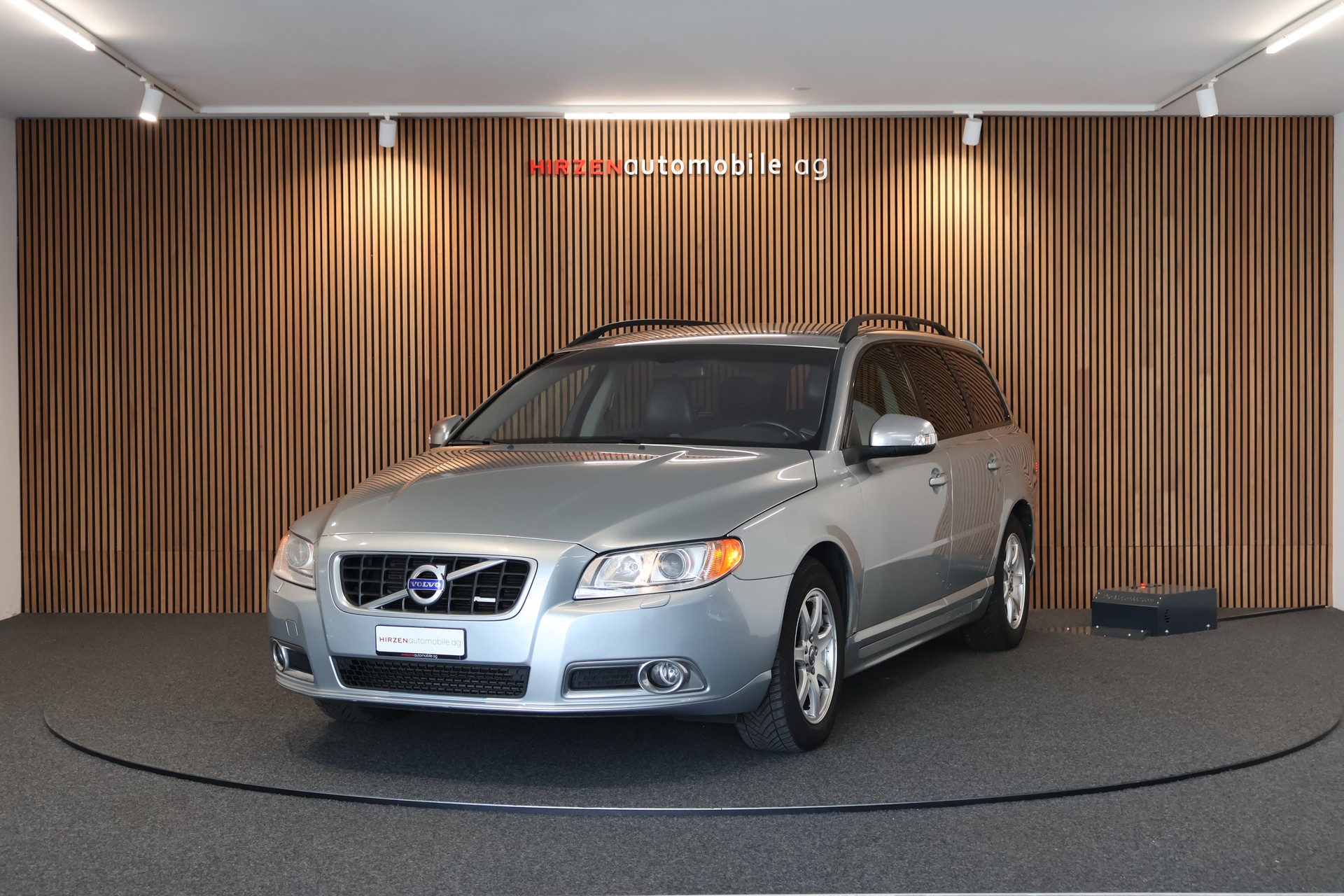 VOLVO V70 2.5T Momentum Geartronic R Design-image-0