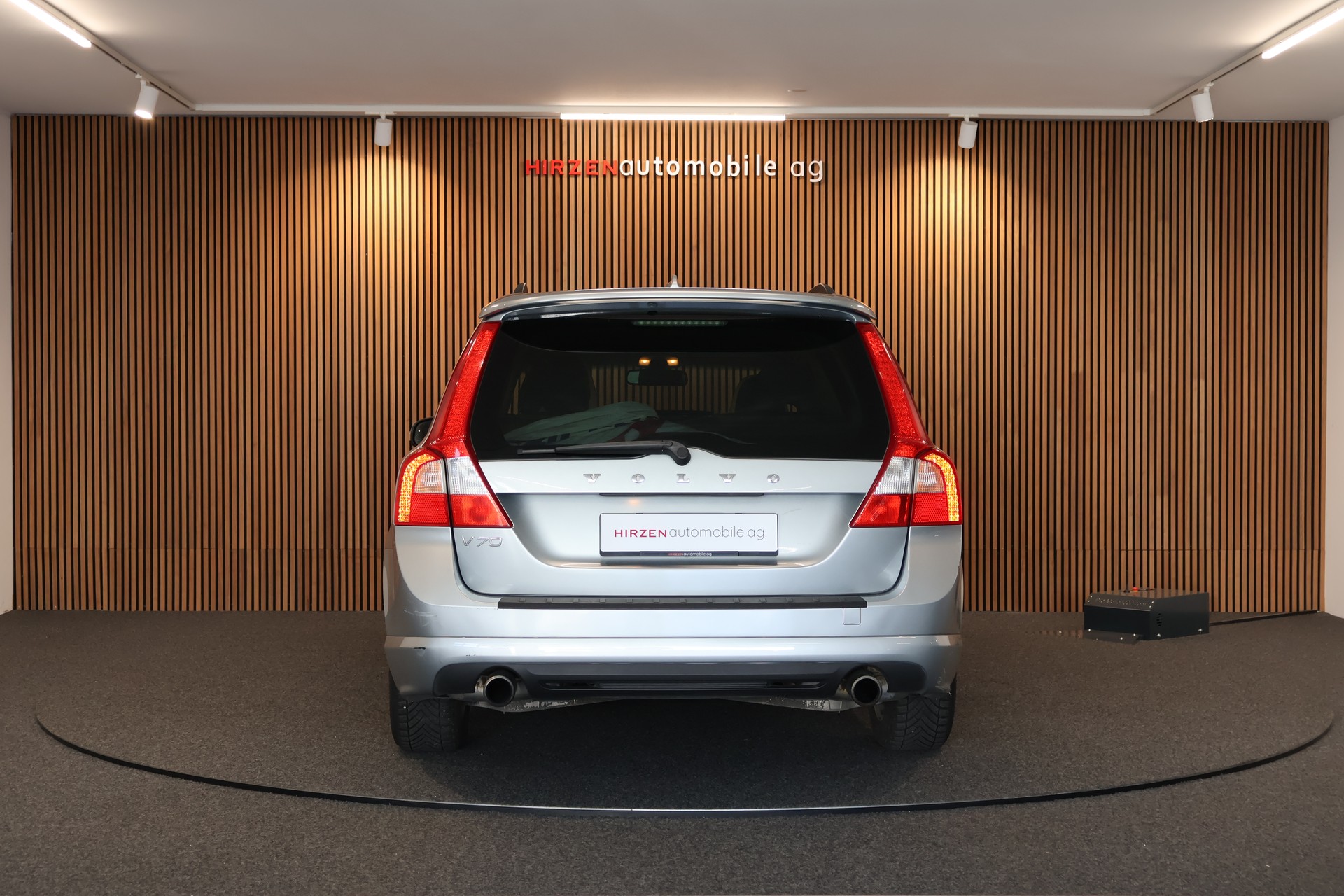 VOLVO V70 2.5T Momentum Geartronic R Design-image-3