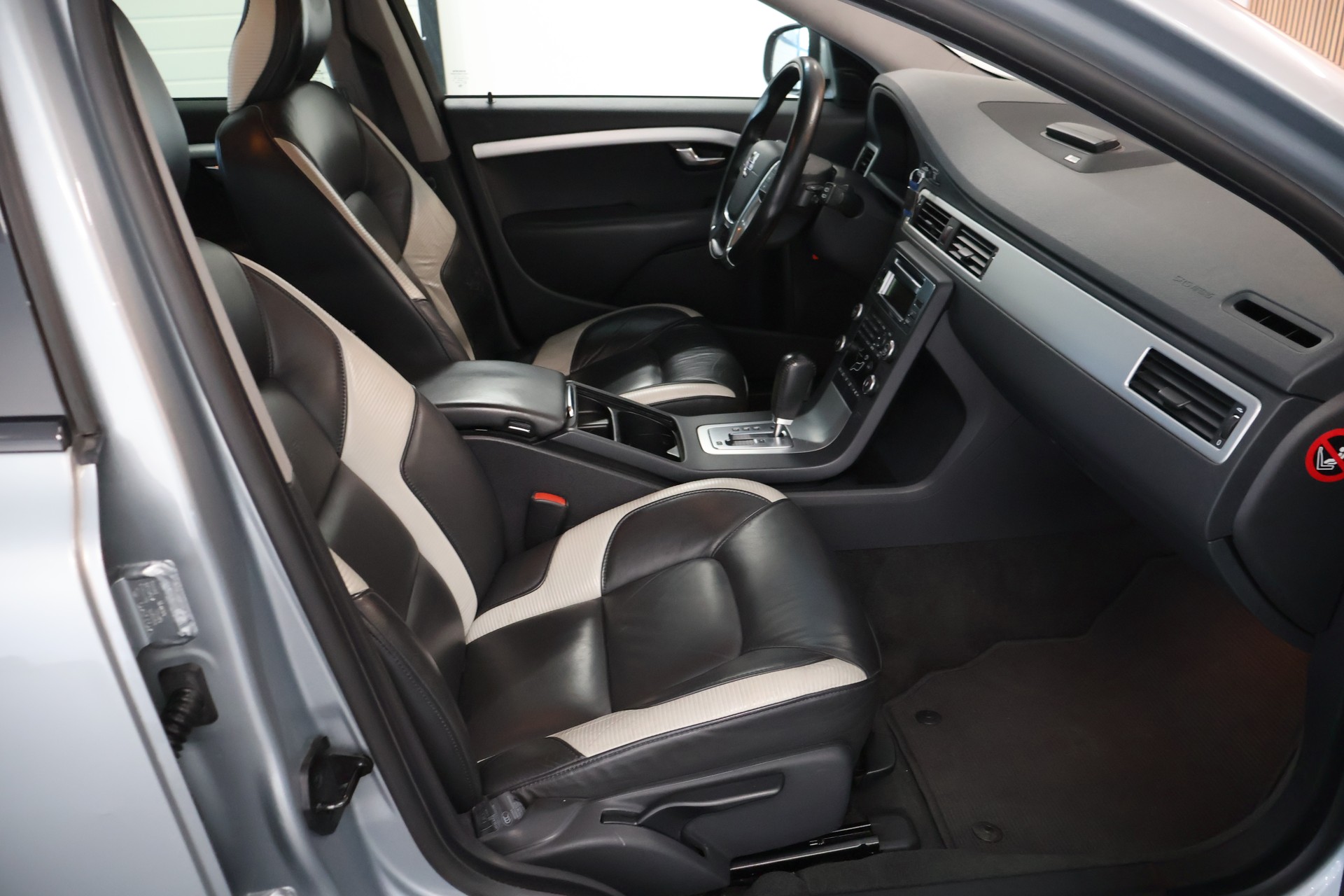 VOLVO V70 2.5T Momentum Geartronic R Design-image-15
