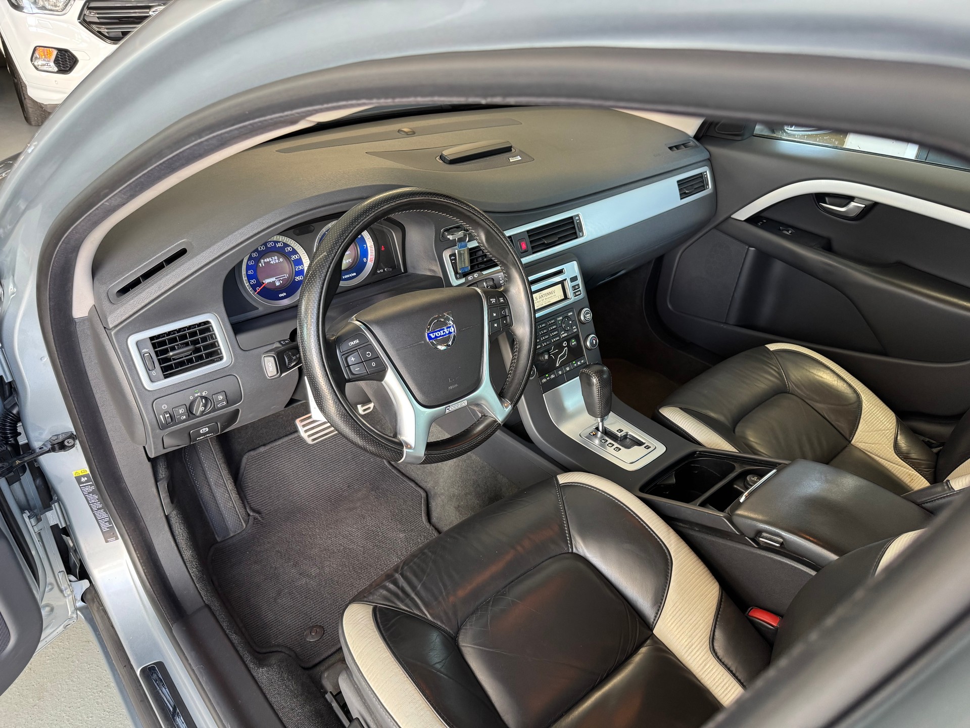 VOLVO V70 2.5T Momentum Geartronic R Design-image-12